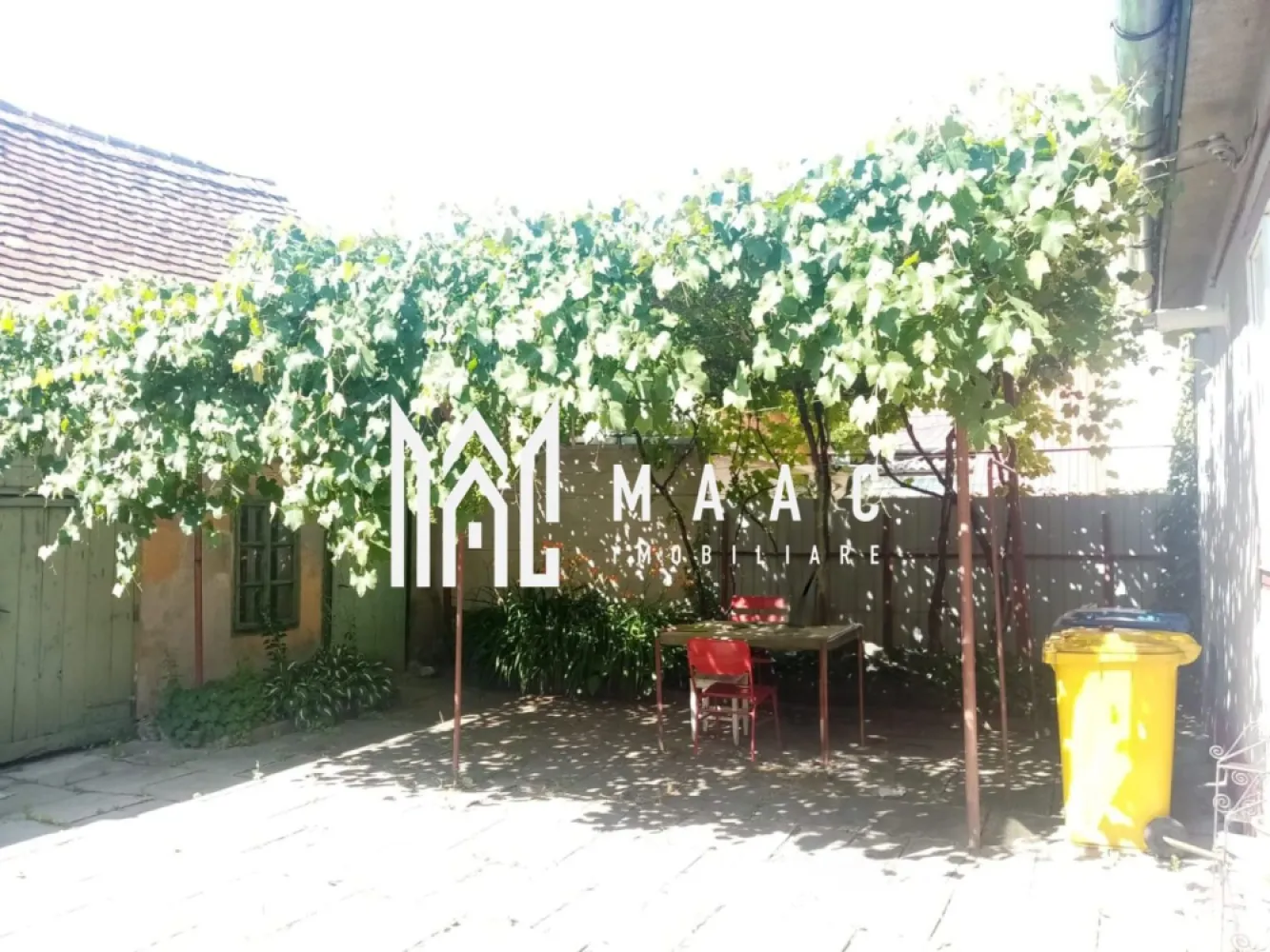 Casa individuală | Teren 328 mp | Piața Cluj - MAAC Imobiliare vă propune spre vânzare o casă individuală situată într-o zonă apreciată și bine conectată – Piața Cluj. Proprietatea se află pe un teren generos de 328 mp, oferind multiple posibilități de amenajare sau extindere. Casa are o suprafață utilă de aproximativ 50 mp și este compartimentată eficient astfel: 2 camere luminoase 1 baie chicineta (bucătărie de tip mini) camară pentru depozitare În plus, pe teren se află o anexă de aproximativ 60 mp, care poate fi transformată în spațiu locuibil, atelier, garaj sau zonă de relaxare, în funcție de nevoile viitorului proprietar. Proprietatea beneficiază de acces facil către mijloace de transport, magazine, piețe și alte puncte de interes ale orașului. Ideală pentru locuință personală, investiție sau închiriere! Pentru mai multe detalii sau programarea unei vizionări, nu ezitați să ne contactați specificand ID: CP2650412 }}