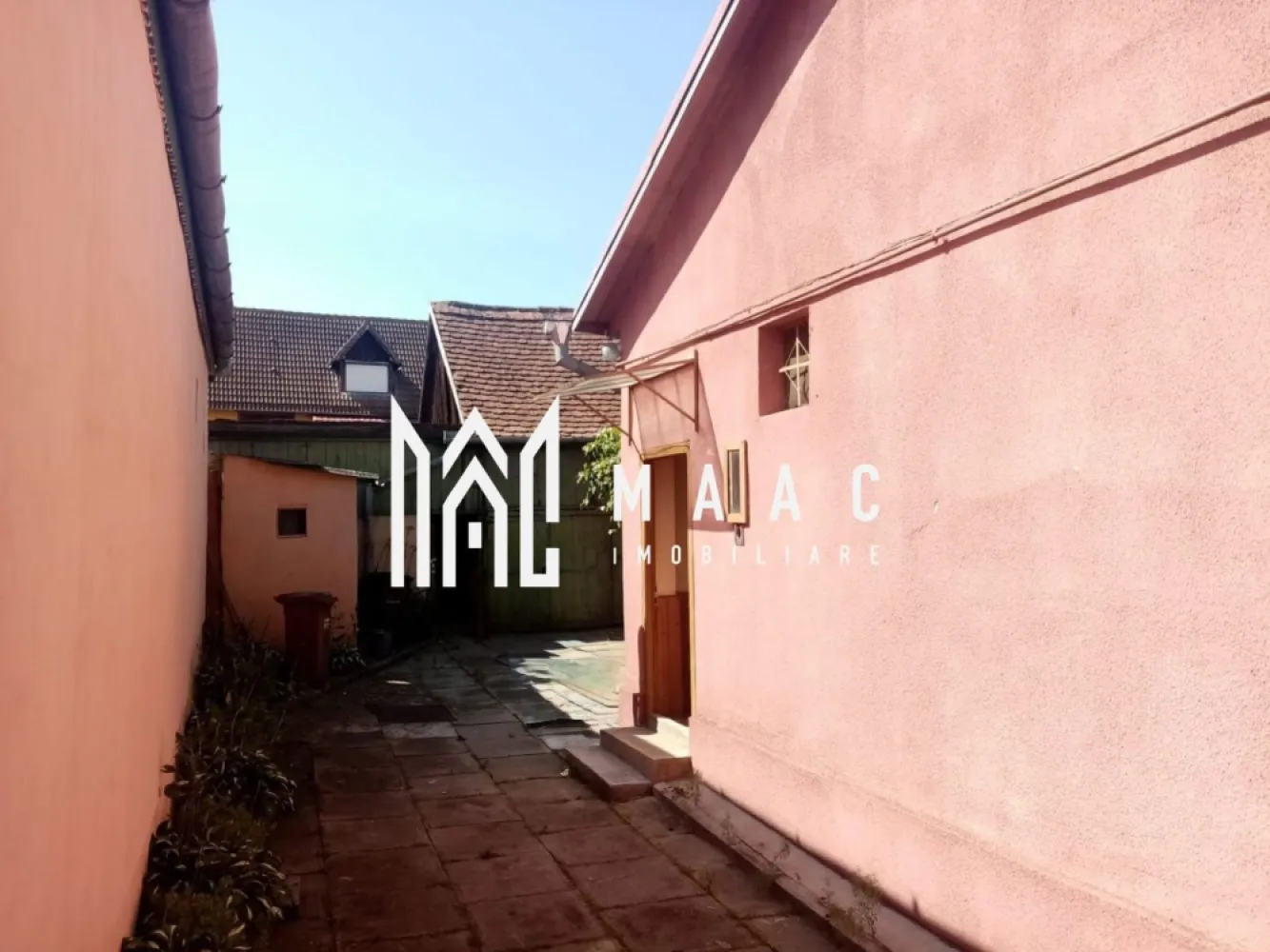 Casa individuală | Teren 328 mp | Piața Cluj - MAAC Imobiliare vă propune spre vânzare o casă individuală situată într-o zonă apreciată și bine conectată – Piața Cluj. Proprietatea se află pe un teren generos de 328 mp, oferind multiple posibilități de amenajare sau extindere. Casa are o suprafață utilă de aproximativ 50 mp și este compartimentată eficient astfel: 2 camere luminoase 1 baie chicineta (bucătărie de tip mini) camară pentru depozitare În plus, pe teren se află o anexă de aproximativ 60 mp, care poate fi transformată în spațiu locuibil, atelier, garaj sau zonă de relaxare, în funcție de nevoile viitorului proprietar. Proprietatea beneficiază de acces facil către mijloace de transport, magazine, piețe și alte puncte de interes ale orașului. Ideală pentru locuință personală, investiție sau închiriere! Pentru mai multe detalii sau programarea unei vizionări, nu ezitați să ne contactați specificand ID: CP2650412 }}