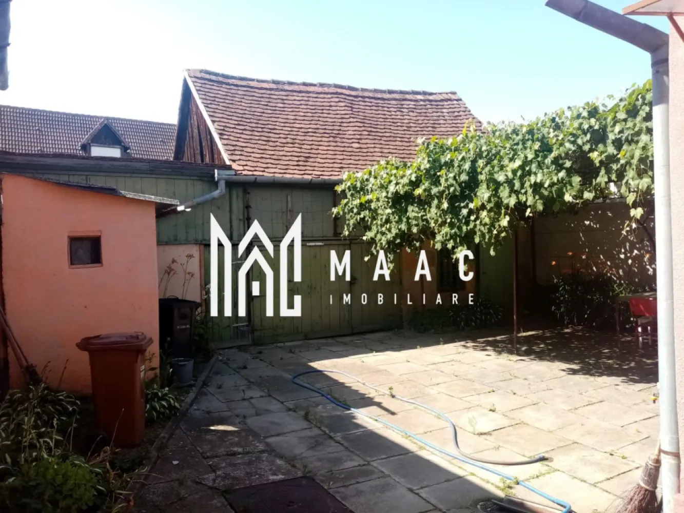 Casa individuală | Teren 328 mp | Piața Cluj - MAAC Imobiliare vă propune spre vânzare o casă individuală situată într-o zonă apreciată și bine conectată – Piața Cluj. Proprietatea se află pe un teren generos de 328 mp, oferind multiple posibilități de amenajare sau extindere. Casa are o suprafață utilă de aproximativ 50 mp și este compartimentată eficient astfel: 2 camere luminoase 1 baie chicineta (bucătărie de tip mini) camară pentru depozitare În plus, pe teren se află o anexă de aproximativ 60 mp, care poate fi transformată în spațiu locuibil, atelier, garaj sau zonă de relaxare, în funcție de nevoile viitorului proprietar. Proprietatea beneficiază de acces facil către mijloace de transport, magazine, piețe și alte puncte de interes ale orașului. Ideală pentru locuință personală, investiție sau închiriere! Pentru mai multe detalii sau programarea unei vizionări, nu ezitați să ne contactați specificand ID: CP2650412 }}