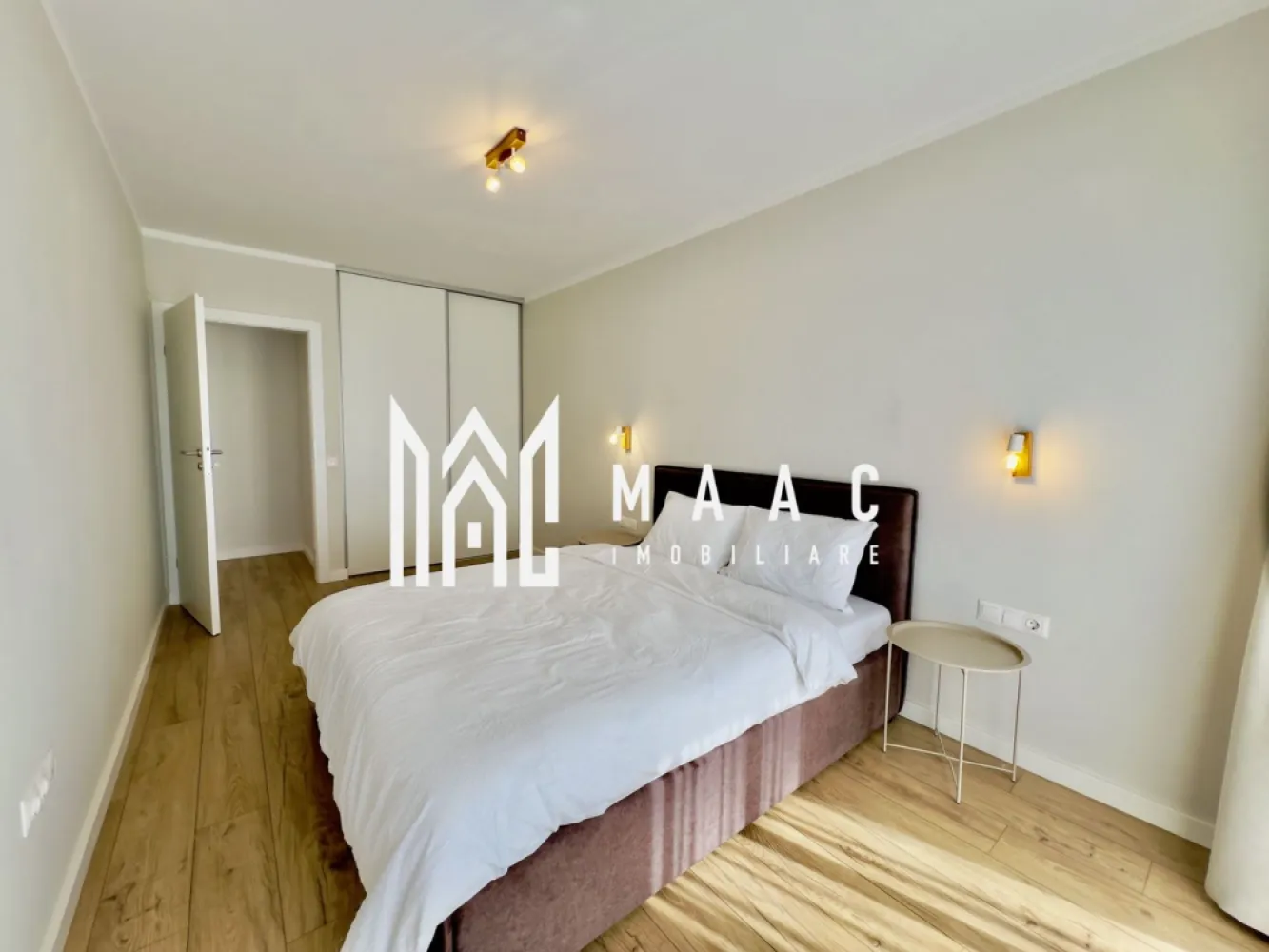 Apartament 4 camere I 2 niveluri I Turnișor I Predare la Alb I 103 mp - MAAC Imobiliare vă propune spre vânzare un apartament spațios și modern, cu 4 camere dispuse pe două niveluri, amplasat într-un ansamblu rezidențial de top din zona Turnișor – una dintre cele mai echilibrate zone din Sibiu, cu acces rapid spre oraș și facilități moderne. Date esențiale: Suprafață utilă: 103,55 mp Logie de 8 mp, închisă cu sticlă securizată și sistem de captare a apelor Etaj: 2/2 Predare la Alb Intabulare la finalizare Preț: 148.000 EUR Compartimentare și dotări: Living spectaculos, cu înălțime de 5,6 m 3 dormitoare spațioase și luminoase Bucătărie închisă, separată 2 băi finisate complet Logie de 8 metri patrati utili Jaluzele electrice Încălzire în pardoseală pe ambele niveluri Orientare sudică, cu lumină naturală și vedere panoramică spre munți Loc de parcare inclus în preț Finisaje și construcție de calitate superioară: Izolație cu vată bazaltică Granit pe casa scării Fațade finisate cu larice siberian și piatră naturală Facilități ale ansamblului: 45% din suprafață amenajată ca spații verzi Locuri de joacă pentru copii Acces facil spre oraș, fără blocaje Patru căi de acces către complex Acest apartament oferă un echilibru excelent între spațiu, confort și calitatea construcției. Este ideal pentru familii care își doresc o locuință luminoasă, bine compartimentată și situată într-un cadru verde, aerisit, dar aproape de oraș. Contactează echipa MAAC Imobiliare pentru mai multe informații sau pentru o vizionare si specifica CP2650014. }}