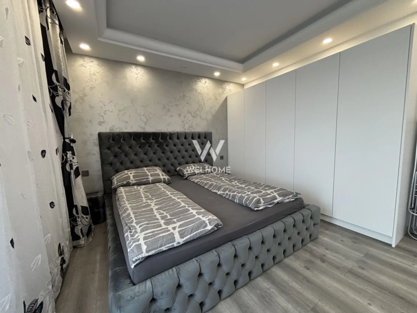 Apartament de LUX 3 camere in Selimbar, ansamblul Regina Residence - Apartament exclusivist 3 camere 80 mp - zona Triajului, Selimbar

Suprafata utila: 80 mp
 Situat in ansamblul Regina Residence din Șelimbăr – un complex aerisit și liniștit cu o comunitate selectă format din 6 vile moderne, cu arhitectură elegantă și finisaje premium din cărămidă decorativă. 
 Poziționat la etajul 2 din al unei vile moderne cu regim de înălțime P+2E, într-un imobil intim cu doar 15 apartamente.
 Compartimentat astfel:
Living generos open space cu bucătărie de 40 mp, 2 dormitoare, baie generoasă cu duș walk-in, hol spațios cu dressing, balcon.
 Un apartament care impresionează de la prima vedere. Interiorul este amenajat într-un stil modern, cu accente elegante în tonuri de negru, alb și gri marmorat, creând un ambient sofisticat și exclusivist.
 Apartamentul se vinde exact cum se observa în poze. Dotat cu aer conditionat, echipat cu electrocasnice noi: mașină de spălat vase, mașină de uscat, mașina de spălat vase, TV, 
 Loc de parcare inclus în preț.
 Ideal atât pentru locuință personală, cât și pentru investiție premium.
 Nu mai ai nimic de investit. Nu mai aștepți. Nu mai amenajezi. Te muți direct.

Pret: 169.999 Euro
Telefon: 0747.639.802