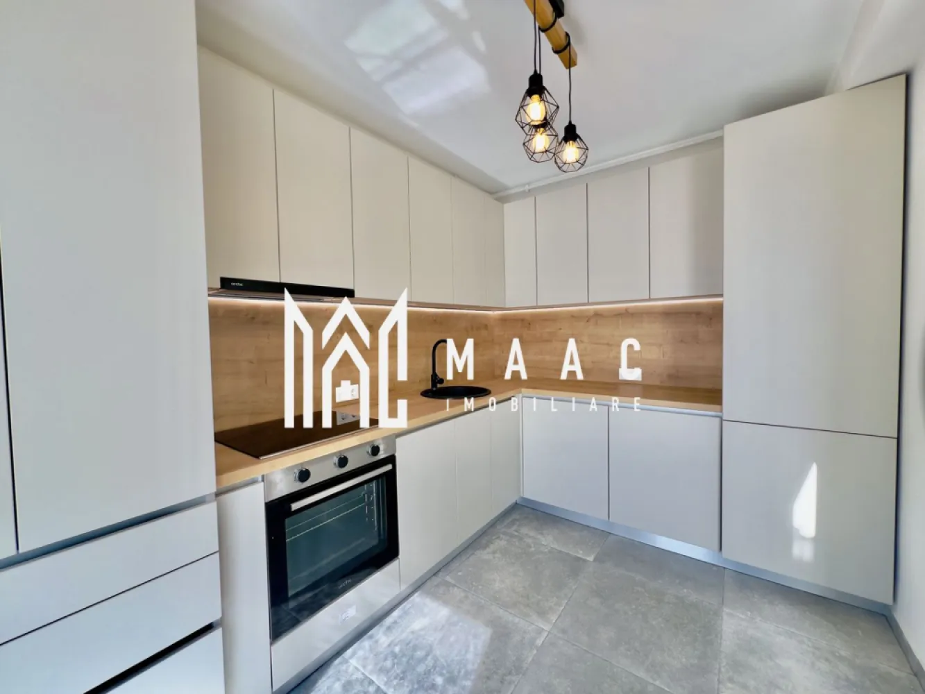 Apartament 4 camere I 2 niveluri I Turnișor I Predare la Alb I 103 mp - MAAC Imobiliare vă propune spre vânzare un apartament spațios și modern, cu 4 camere dispuse pe două niveluri, amplasat într-un ansamblu rezidențial de top din zona Turnișor – una dintre cele mai echilibrate zone din Sibiu, cu acces rapid spre oraș și facilități moderne. Date esențiale: Suprafață utilă: 103,55 mp Logie de 8 mp, închisă cu sticlă securizată și sistem de captare a apelor Etaj: 2/2 Predare la Alb Intabulare la finalizare Preț: 148.000 EUR Compartimentare și dotări: Living spectaculos, cu înălțime de 5,6 m 3 dormitoare spațioase și luminoase Bucătărie închisă, separată 2 băi finisate complet Logie de 8 metri patrati utili Jaluzele electrice Încălzire în pardoseală pe ambele niveluri Orientare sudică, cu lumină naturală și vedere panoramică spre munți Loc de parcare inclus în preț Finisaje și construcție de calitate superioară: Izolație cu vată bazaltică Granit pe casa scării Fațade finisate cu larice siberian și piatră naturală Facilități ale ansamblului: 45% din suprafață amenajată ca spații verzi Locuri de joacă pentru copii Acces facil spre oraș, fără blocaje Patru căi de acces către complex Acest apartament oferă un echilibru excelent între spațiu, confort și calitatea construcției. Este ideal pentru familii care își doresc o locuință luminoasă, bine compartimentată și situată într-un cadru verde, aerisit, dar aproape de oraș. Contactează echipa MAAC Imobiliare pentru mai multe informații sau pentru o vizionare si specifica CP2650014. }}