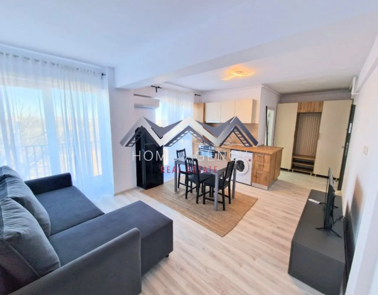 Apartament 2 camere Otopeni | prima închiriere - Vă propunem, spre închiriere, un apartament modern și foarte cochet, complet mobilat și utilat, situat la etajul 2/3 într-un bloc nou, poziționat excelent în Otopeni, cu acces rapid către DN1, Centură, Aeroport și toate punctele de interes din zonă.

✨ Detalii apartament:
- Living cu bucătărie open space, luminos, cu acces direct către balcon
- Dormitor confortabil, perfect pentru relaxare
- Baie modernă, dotată cu duș walk-in
- Hol generos, ideal pentru spații de depozitare
- Prima închiriere — totul este impecabil, ca nou
- 1 loc de parcare inclus în preț
- Stație de autobuz în fața complexului

Apartamentul este amenajat cu atenție la detalii, oferind un ambient cald, modern și funcțional. Perfect pentru o persoană sau un cuplu care își dorește confort, liniște și o locație excelentă.

📞 Contactează-mă pentru detalii sau pentru a programa o vizionare!