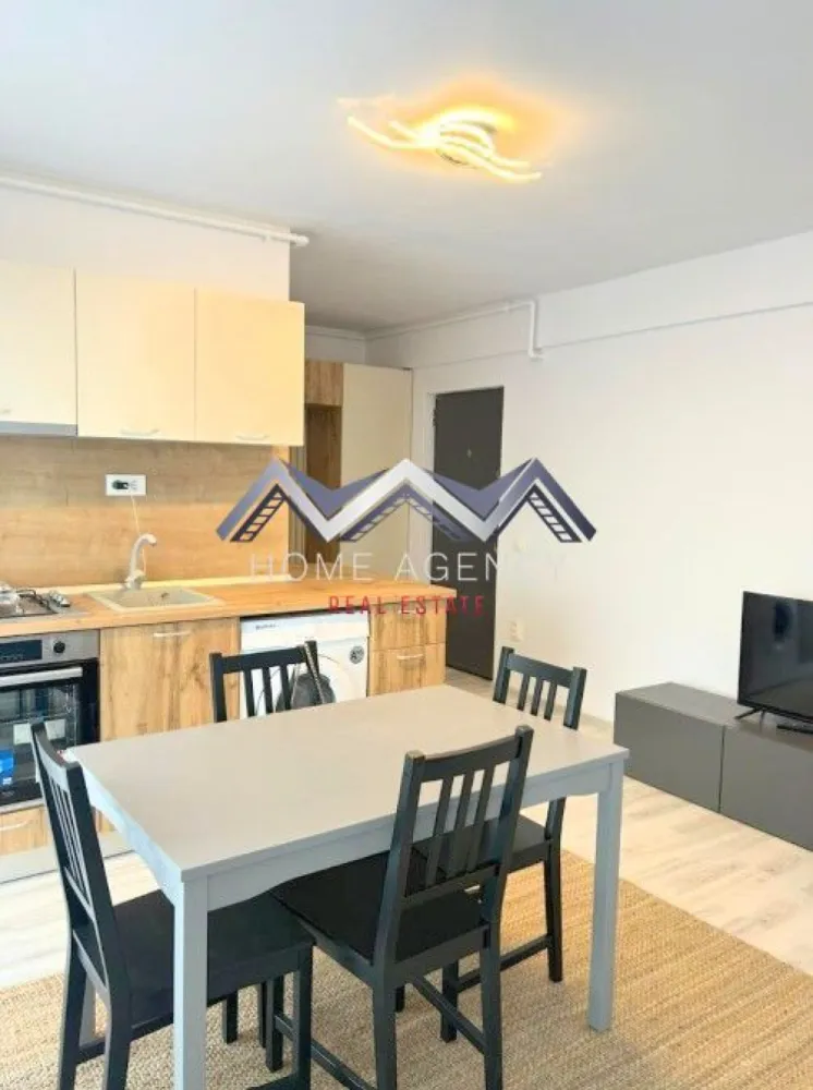 Apartament 2 camere Otopeni | prima închiriere - Vă propunem, spre închiriere, un apartament modern și foarte cochet, complet mobilat și utilat, situat la etajul 2/3 într-un bloc nou, poziționat excelent în Otopeni, cu acces rapid către DN1, Centură, Aeroport și toate punctele de interes din zonă.

✨ Detalii apartament:
- Living cu bucătărie open space, luminos, cu acces direct către balcon
- Dormitor confortabil, perfect pentru relaxare
- Baie modernă, dotată cu duș walk-in
- Hol generos, ideal pentru spații de depozitare
- Prima închiriere — totul este impecabil, ca nou
- 1 loc de parcare inclus în preț
- Stație de autobuz în fața complexului

Apartamentul este amenajat cu atenție la detalii, oferind un ambient cald, modern și funcțional. Perfect pentru o persoană sau un cuplu care își dorește confort, liniște și o locație excelentă.

📞 Contactează-mă pentru detalii sau pentru a programa o vizionare!
