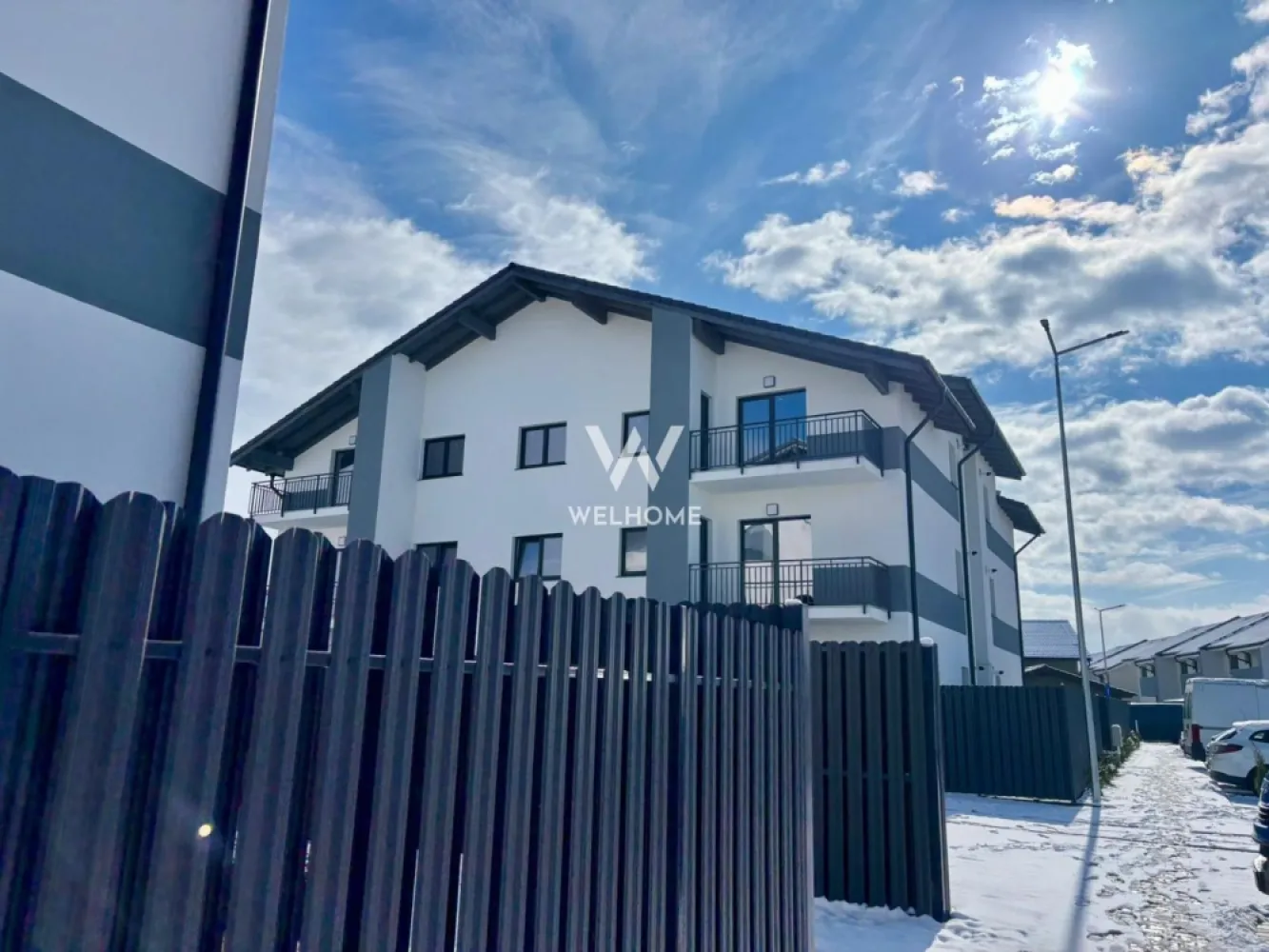 Apartament 2 camere - Selimbar, Unirii - Descoperă un ansamblu rezidențial modern, format din 3 blocuri, situat pe strada Unirii, Selimbar – o zonă accesibilă și bine conectată la punctele de interes ale orașului.

Proiectul oferă apartamente cu 2 și 3 camere, cu compartimentări variate, gândite inteligent pentru a răspunde diferitelor stiluri de viață și nevoi ale fiecărei familii. Fie că îți dorești un spațiu compact și eficient sau un apartament generos, aici găsești opțiunea potrivită.
Confortul este asigurat prin încălzirea în pardoseală, care oferă o distribuție uniformă a căldurii și un plus de eficiență energetică.

Apartamentele se pot preda atât la stadiul de semifinisat, pentru cei care își doresc să își personalizeze locuința după propriul gust, cât și la cheie, pentru mutare imediată, fără griji suplimentare. 
Compartimentare: bucatarie cu living open-space, dormitor, baie si balcon.

Pret semifinisat: 88 765 EURO 
0756 094 405 - Alege confortul, calitatea și un cămin adaptat stilului tău de viață!