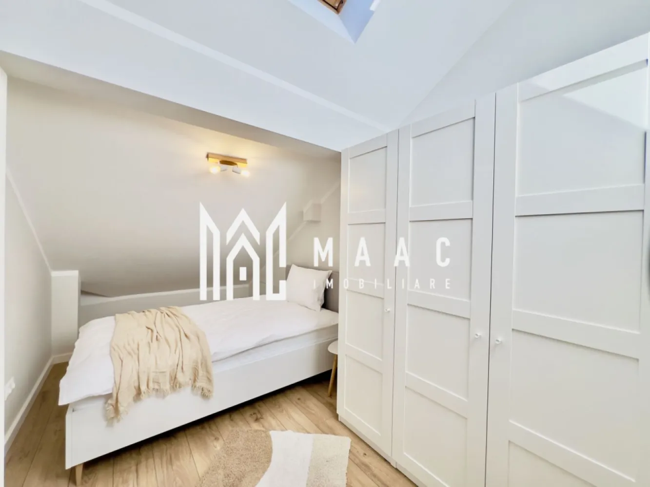 Apartament 4 camere I 2 niveluri I Turnișor I Predare la Alb I 103 mp - MAAC Imobiliare vă propune spre vânzare un apartament spațios și modern, cu 4 camere dispuse pe două niveluri, amplasat într-un ansamblu rezidențial de top din zona Turnișor – una dintre cele mai echilibrate zone din Sibiu, cu acces rapid spre oraș și facilități moderne. Date esențiale: Suprafață utilă: 103,55 mp Logie de 8 mp, închisă cu sticlă securizată și sistem de captare a apelor Etaj: 2/2 Predare la Alb Intabulare la finalizare Preț: 148.000 EUR Compartimentare și dotări: Living spectaculos, cu înălțime de 5,6 m 3 dormitoare spațioase și luminoase Bucătărie închisă, separată 2 băi finisate complet Logie de 8 metri patrati utili Jaluzele electrice Încălzire în pardoseală pe ambele niveluri Orientare sudică, cu lumină naturală și vedere panoramică spre munți Loc de parcare inclus în preț Finisaje și construcție de calitate superioară: Izolație cu vată bazaltică Granit pe casa scării Fațade finisate cu larice siberian și piatră naturală Facilități ale ansamblului: 45% din suprafață amenajată ca spații verzi Locuri de joacă pentru copii Acces facil spre oraș, fără blocaje Patru căi de acces către complex Acest apartament oferă un echilibru excelent între spațiu, confort și calitatea construcției. Este ideal pentru familii care își doresc o locuință luminoasă, bine compartimentată și situată într-un cadru verde, aerisit, dar aproape de oraș. Contactează echipa MAAC Imobiliare pentru mai multe informații sau pentru o vizionare si specifica CP2650014. }}