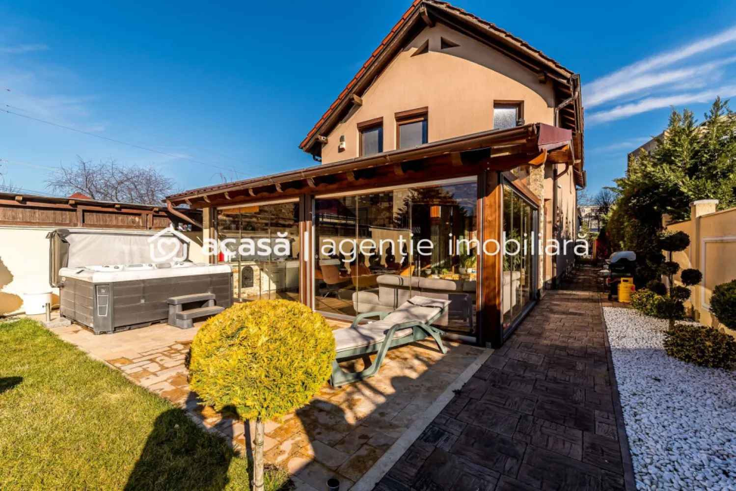 Casă SMART / 5 camere, teren 720 mp, fotovoltaice 13 kW, Aradul Nou - Îți propun spre vânzare o casă modernă situată în Aradul Nou, ideală pentru o familie care caută confort, eficiență energetică și dotări premium.

Proprietatea este amplasată pe un teren de 720 mp, se vinde mobilată și utilată și este pregătită pentru mutare imediată.

Compartimentare: 4 dormitoare | 3 băi | 2 dressinguri | living + dining + bucătărie | birou / dormitor pentru oaspeți | terasă secundară

Mansardă: dormitor matrimonial cu baie și dressing | 2 dormitoare | baie | dressing separat

Dotări și confort: încălzire și răcire în pardoseală | pompă de căldură apă–apă conectată la foraj hidrogeologic | sistem fotovoltaic 13 kW | termostat individual în camere | senzori de incendiu | casă smart | sistem de securitate wireless | supraveghere video | video-interfon | control de la distanță pentru electrocasnice

Exterior amenajat complet: garaj automatizat pentru 2 mașini | terasă de 40 mp închisă cu sticlă securizată glisantă | bucătărie exterioară cu blat din granit | zonă BBQ | jacuzzi 5 persoane | magazie | padoc pentru câini | pomi fructiferi

Proprietatea este potrivită pentru cei care își doresc o casă eficientă, cu costuri predictibile și nivel ridicat de independență energetică.

Preț listare: 349.000 Euro | Comision 0% | Posibilitate de achiziție în tranșe

Pentru detalii, fișa completă sau programarea unei vizionări: Mihai Molnar – consultant imobiliar | 0761 899 230 | Telefon / WhatsApp

Dacă ai nevoie de finanțare, îți pot obține gratuit oferte de la 16 bănci.

Ai o proprietate de vânzare în Arad? Îți ofer o evaluare gratuită, fără obligații.

ACASĂ | Agenție imobiliară Arad
Bulevardul Decebal 2, Arad 310133