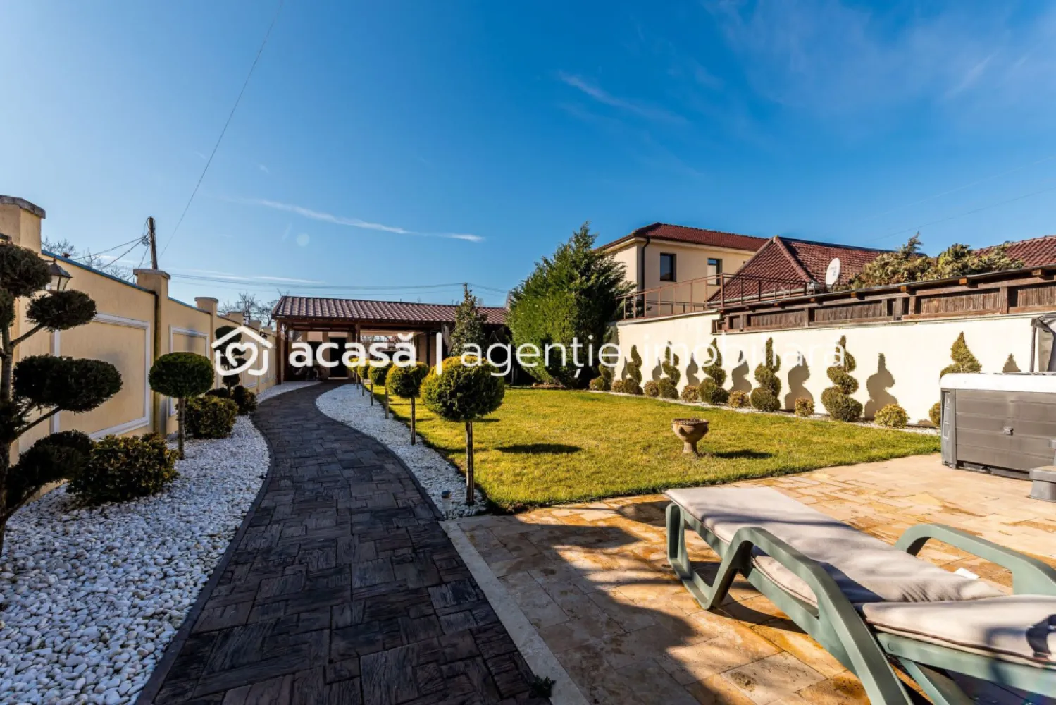 Casă SMART / 5 camere, teren 720 mp, fotovoltaice 13 kW, Aradul Nou - Îți propun spre vânzare o casă modernă situată în Aradul Nou, ideală pentru o familie care caută confort, eficiență energetică și dotări premium.

Proprietatea este amplasată pe un teren de 720 mp, se vinde mobilată și utilată și este pregătită pentru mutare imediată.

Compartimentare: 4 dormitoare | 3 băi | 2 dressinguri | living + dining + bucătărie | birou / dormitor pentru oaspeți | terasă secundară

Mansardă: dormitor matrimonial cu baie și dressing | 2 dormitoare | baie | dressing separat

Dotări și confort: încălzire și răcire în pardoseală | pompă de căldură apă–apă conectată la foraj hidrogeologic | sistem fotovoltaic 13 kW | termostat individual în camere | senzori de incendiu | casă smart | sistem de securitate wireless | supraveghere video | video-interfon | control de la distanță pentru electrocasnice

Exterior amenajat complet: garaj automatizat pentru 2 mașini | terasă de 40 mp închisă cu sticlă securizată glisantă | bucătărie exterioară cu blat din granit | zonă BBQ | jacuzzi 5 persoane | magazie | padoc pentru câini | pomi fructiferi

Proprietatea este potrivită pentru cei care își doresc o casă eficientă, cu costuri predictibile și nivel ridicat de independență energetică.

Preț listare: 349.000 Euro | Comision 0% | Posibilitate de achiziție în tranșe

Pentru detalii, fișa completă sau programarea unei vizionări: Mihai Molnar – consultant imobiliar | 0761 899 230 | Telefon / WhatsApp

Dacă ai nevoie de finanțare, îți pot obține gratuit oferte de la 16 bănci.

Ai o proprietate de vânzare în Arad? Îți ofer o evaluare gratuită, fără obligații.

ACASĂ | Agenție imobiliară Arad
Bulevardul Decebal 2, Arad 310133