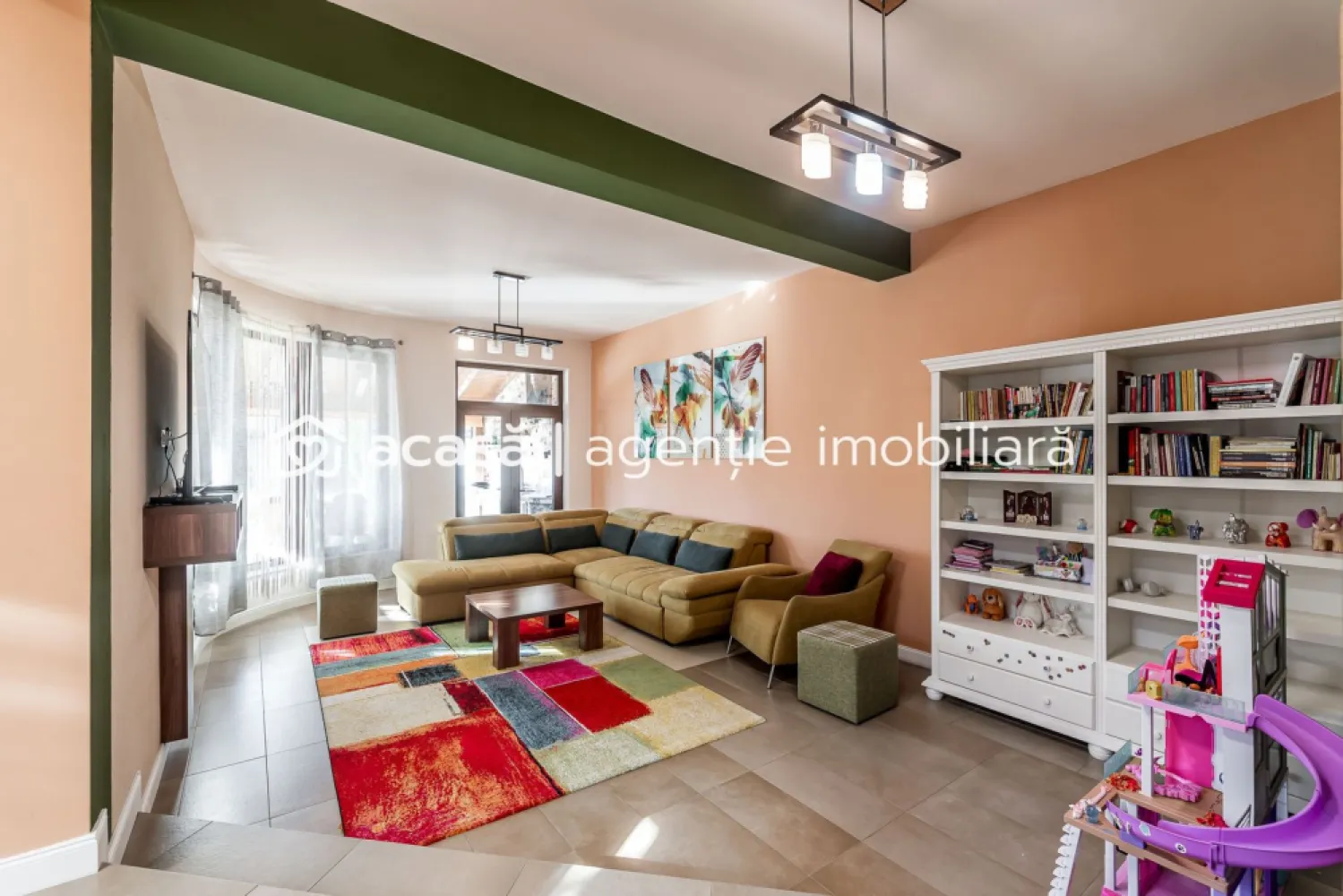 Casă SMART / 5 camere, teren 720 mp, fotovoltaice 13 kW, Aradul Nou - Îți propun spre vânzare o casă modernă situată în Aradul Nou, ideală pentru o familie care caută confort, eficiență energetică și dotări premium.

Proprietatea este amplasată pe un teren de 720 mp, se vinde mobilată și utilată și este pregătită pentru mutare imediată.

Compartimentare: 4 dormitoare | 3 băi | 2 dressinguri | living + dining + bucătărie | birou / dormitor pentru oaspeți | terasă secundară

Mansardă: dormitor matrimonial cu baie și dressing | 2 dormitoare | baie | dressing separat

Dotări și confort: încălzire și răcire în pardoseală | pompă de căldură apă–apă conectată la foraj hidrogeologic | sistem fotovoltaic 13 kW | termostat individual în camere | senzori de incendiu | casă smart | sistem de securitate wireless | supraveghere video | video-interfon | control de la distanță pentru electrocasnice

Exterior amenajat complet: garaj automatizat pentru 2 mașini | terasă de 40 mp închisă cu sticlă securizată glisantă | bucătărie exterioară cu blat din granit | zonă BBQ | jacuzzi 5 persoane | magazie | padoc pentru câini | pomi fructiferi

Proprietatea este potrivită pentru cei care își doresc o casă eficientă, cu costuri predictibile și nivel ridicat de independență energetică.

Preț listare: 349.000 Euro | Comision 0% | Posibilitate de achiziție în tranșe

Pentru detalii, fișa completă sau programarea unei vizionări: Mihai Molnar – consultant imobiliar | 0761 899 230 | Telefon / WhatsApp

Dacă ai nevoie de finanțare, îți pot obține gratuit oferte de la 16 bănci.

Ai o proprietate de vânzare în Arad? Îți ofer o evaluare gratuită, fără obligații.

ACASĂ | Agenție imobiliară Arad
Bulevardul Decebal 2, Arad 310133