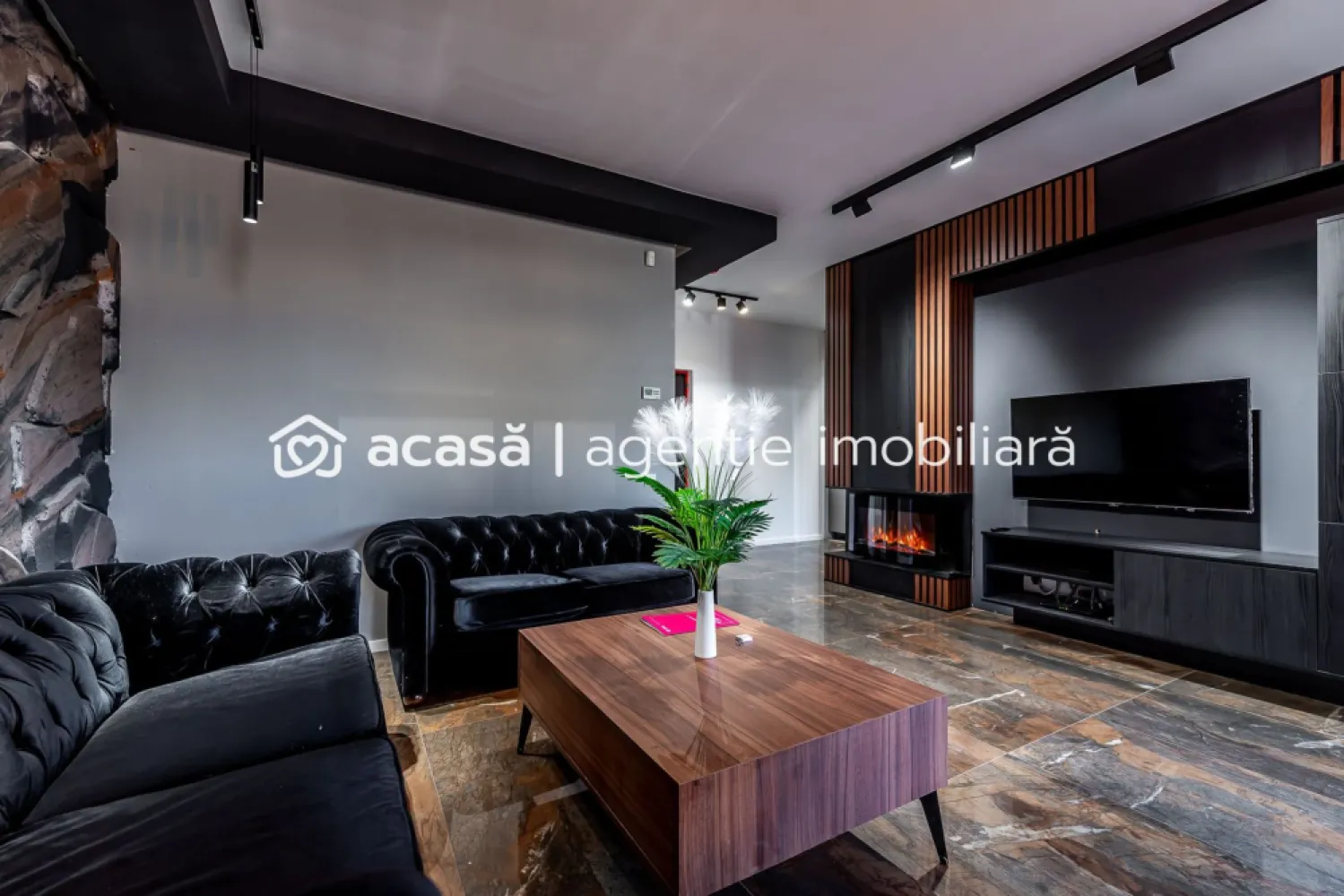 Oportunitate premium | zonă de top Arad | finisaje de excepție - Vă prezentăm spre vânzare o proprietate deosebită, situată în Micălaca, concepută pentru cei care pun preț pe calitate, spațiu și confort. Cu un preț corect poziționat la 124.500 €, acest imobil reprezintă una dintre cele mai bune investiții din zona 300 în acest moment. Puncte forte care fac diferența: Configurație: 2 camere | living+bucătărie open space+dormitor+baie Confort termic: centrală proprie pe gaz / bloc nou, izolatat termic / facturi optimizate și confort maxim. Finisaje: materiale premium, atent alese (gresie porțelanată, parchet trafic intens, tâmplărie de calitate). Dotări: se vinde mobilat și utilat / aer condiționat Localizare: aproape de Malul Mureșului pe o stradă liniștită, ferită de zgomotul traficului intens. De ce să alegi această proprietate? Gata de mutat: nu necesită investiții suplimentare. Eficiență: compartimentare inteligentă care maximizează fiecare metru pătrat. Valoare stabilă: poziționarea într-o zonă căutată garantează aprecierea investiției în timp. 📞 Contactează-mă acum pentru detalii: 07225252639 Sebastian Nica – Consultantul tău imobiliar în Arad Nu dispui de toată suma? Te ajutăm noi gratuit! Îți obținem oferte de la 16 bănci. Ai o proprietate de vânzare în Arad și vrei să știi cât valorează cu adevărat? Sună-mă pentru o evaluare gratuită, fără obligații. Birou: ACASĂ | Agenție imobiliară Arad Bulevardul Decebal 2, Arad 310133