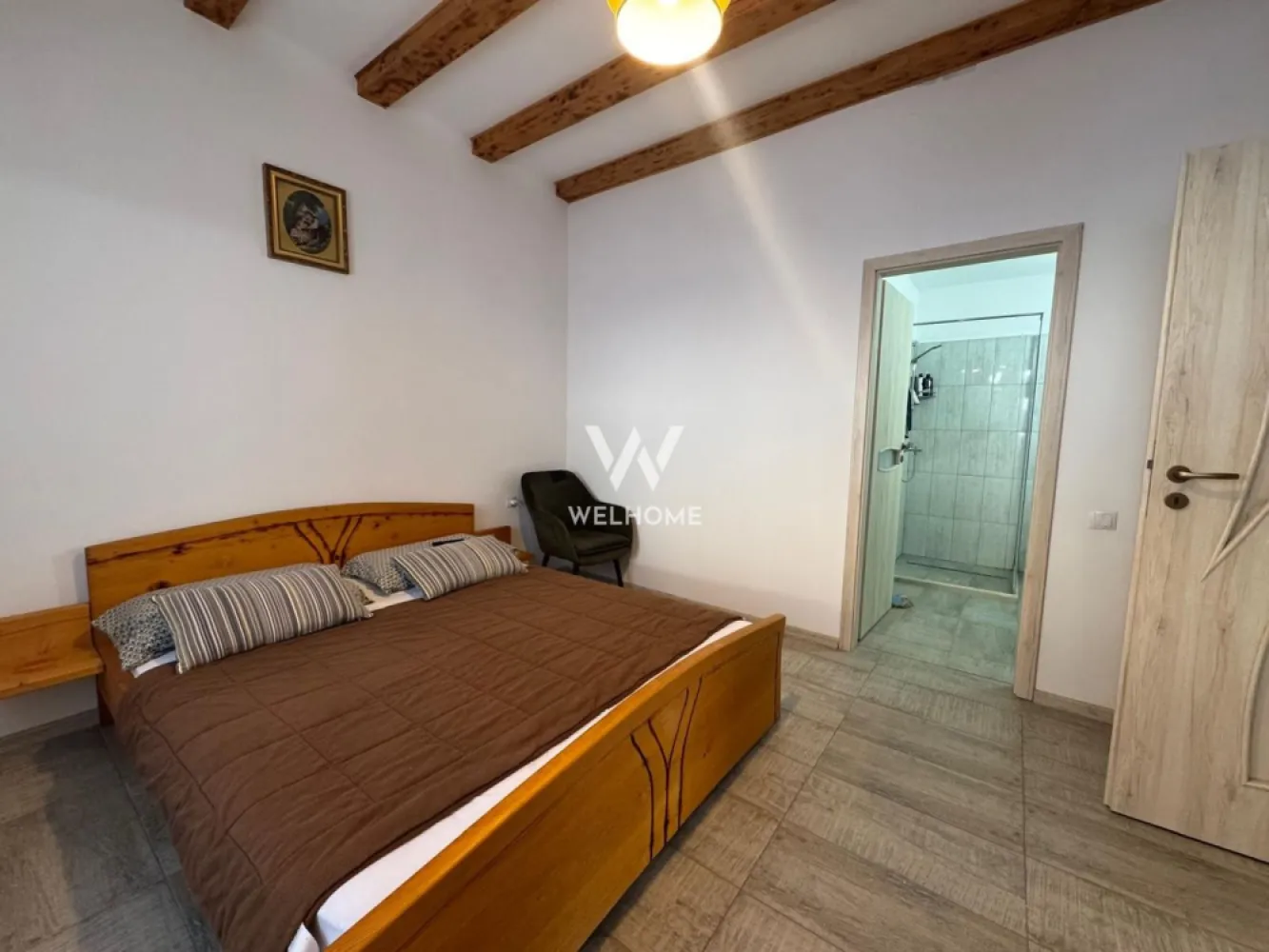 Casa de vacanta, sat Fantanele, Sibiu - Va oferim spre vanzare o casa individuala, complet renovata, situata intr-o zona linistita si pitoreasca , in satul Fantanele, jud. Sibiu.
Este ideala atat pentru locuinta permanenta cat si pentru casa de vacanta.
Teren generos de 1600mp pe care este amplatasata casa, un foisor recent construit si un grajd pentru animale.
Locuinta modernizata complet, gata de mutat oricand.
S-a inceput si amenajarea mansardei.

Compartimentare:
Demisol: camara, bucatarie, zona de luat masa, baie
Parter inalt: hol, doua dormitoare, fiecare cu baie proprie
Mansarda: hol, baie, dormitor/camera/birou, spatii de depozitare
Casa are incalzire in pardoseala, este racordata la utilitati, dar are si semineu si pompa de caldura. 

Satul Fantanele este unul foarte linistit, in care te poti bucura de frumusetea naturii, dar in acelasi timp cu acces facil spre orasul Sibiu.
Pret: 183000 euro
Detalii: 0752.088.381- Roxana