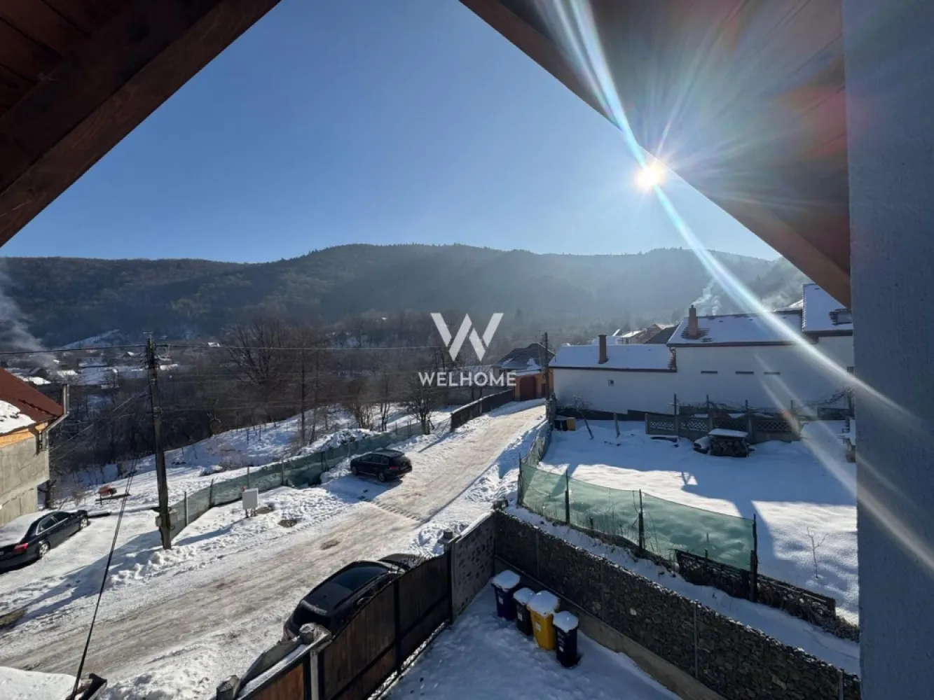 Casa de vacanta, sat Fantanele, Sibiu - Va oferim spre vanzare o casa individuala, complet renovata, situata intr-o zona linistita si pitoreasca , in satul Fantanele, jud. Sibiu.
Este ideala atat pentru locuinta permanenta cat si pentru casa de vacanta.
Teren generos de 1600mp pe care este amplatasata casa, un foisor recent construit si un grajd pentru animale.
Locuinta modernizata complet, gata de mutat oricand.
S-a inceput si amenajarea mansardei.

Compartimentare:
Demisol: camara, bucatarie, zona de luat masa, baie
Parter inalt: hol, doua dormitoare, fiecare cu baie proprie
Mansarda: hol, baie, dormitor/camera/birou, spatii de depozitare
Casa are incalzire in pardoseala, este racordata la utilitati, dar are si semineu si pompa de caldura. 

Satul Fantanele este unul foarte linistit, in care te poti bucura de frumusetea naturii, dar in acelasi timp cu acces facil spre orasul Sibiu.
Pret: 183000 euro
Detalii: 0752.088.381- Roxana