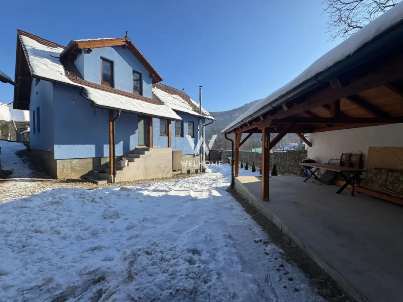 Casa de vacanta, sat Fantanele, Sibiu - Va oferim spre vanzare o casa individuala, complet renovata, situata intr-o zona linistita si pitoreasca , in satul Fantanele, jud. Sibiu.
Este ideala atat pentru locuinta permanenta cat si pentru casa de vacanta.
Teren generos de 1600mp pe care este amplatasata casa, un foisor recent construit si un grajd pentru animale.
Locuinta modernizata complet, gata de mutat oricand.
S-a inceput si amenajarea mansardei.

Compartimentare:
Demisol: camara, bucatarie, zona de luat masa, baie
Parter inalt: hol, doua dormitoare, fiecare cu baie proprie
Mansarda: hol, baie, dormitor/camera/birou, spatii de depozitare
Casa are incalzire in pardoseala, este racordata la utilitati, dar are si semineu si pompa de caldura. 

Satul Fantanele este unul foarte linistit, in care te poti bucura de frumusetea naturii, dar in acelasi timp cu acces facil spre orasul Sibiu.
Pret: 183000 euro
Detalii: 0752.088.381- Roxana