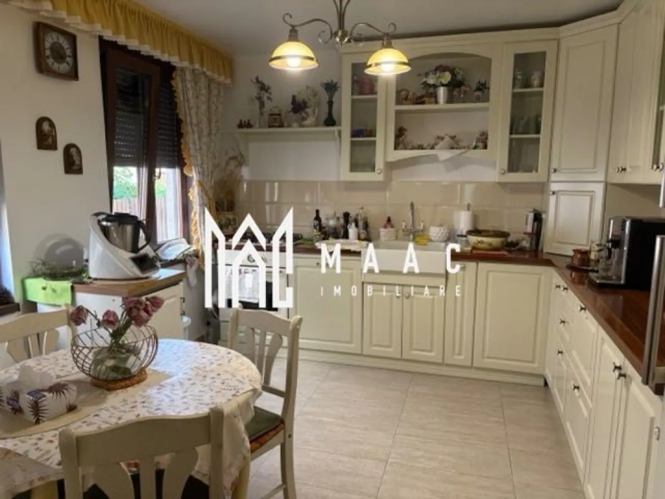 Casa Individuala | 200 Mp | 4 Camere | Calea Poplăcii - MAAC Imobiliare vă propune spre vânzare o casă individuală elegantă, situată într-o zonă deosebit de liniștită și apreciată — Calea Poplăcii, în vecinătatea exclusivistă de case. Caracteristici generale: -Suprafață utilă: 200 mp (parter + etaj) -Demisol: 80 mp -Teren generos: 450 mp cu grădină și curte amenajată -Acces auto, terasă acoperită și protejată Demisol (80 mp) -Spațiu tehnic -Bucătărie -Baie de serviciu -Pivniță Parter (100 mp) -Hol generos cu spațiu dedicat biroului -Living primitor cu șemineu -Zonă de dining Bucătărie separată -Baie de serviciu Etaj (100 mp) Zonă de relaxare / timp liber -3 dormitoare -Baie spațioasă -Dressing și spațiu de depozitare suplimentar -Din etaj există acces către podul utilizabil, ideal ca spațiu de depozitare. Exterior: -Curte frumos amenajată cu zonă verde -Terasă acoperită, perfectă pentru momente de relaxare în aer liber -Acces auto în curte -Casa este bine întreținută, nu necesită renovări sau reparații majore și este echipată cu panouri solare (7 kW) pentru eficiență energetică și costuri reduse. 📞 Pentru mai multe detalii, vă rugăm să ne contactați specificând ID: CP2650265 }}