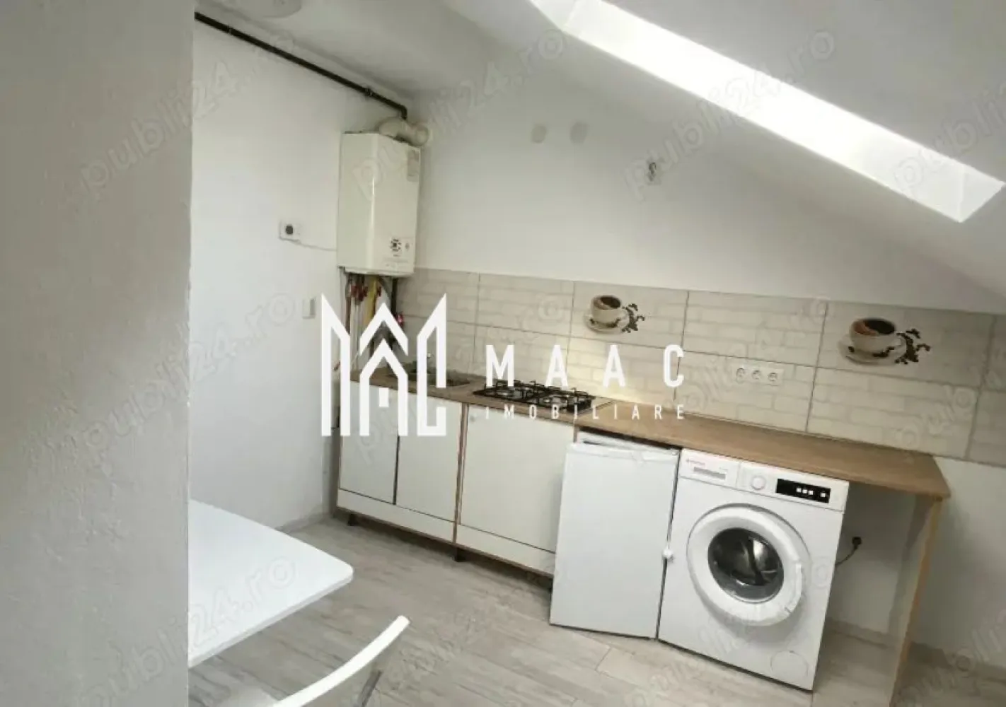 Apartament tip studio | 37 mp | Bloc nou | Ideal investiție - MAAC Imobiliare vă propune spre vânzare un apartament modern, ideal atât pentru locuit, cât și pentru investiție, situat într-un imobil nou din Sibiu.

Locuința are o suprafață de 37 mp și este compartimentată eficient, oferind posibilitatea de adaptare în funcție de nevoi.

Caracteristici principale
 • bucătărie + living decomandate
 • posibilitate de compartimentare a bucătăriei
 • situat la etajul 4 din 4
 • imobil construcție nouă

Avantaje
 • ideal pentru investiție (închiriere) sau locuință proprie
 • compartimentare flexibilă
 • bloc nou, eficient energetic

Sunt disponibile 2 apartamente situate pe același etaj, dintre care:
 • unul beneficiază de loc de parcare inclus

💰 Pentru achiziția ambelor apartamente, prețul este negociabil – oportunitate excelentă pentru investitori.

📞 Pentru mai multe detalii sau pentru programarea unei vizionări, vă rugăm să ne contactați și să menționați ID-ul proprietății: CP2993833.