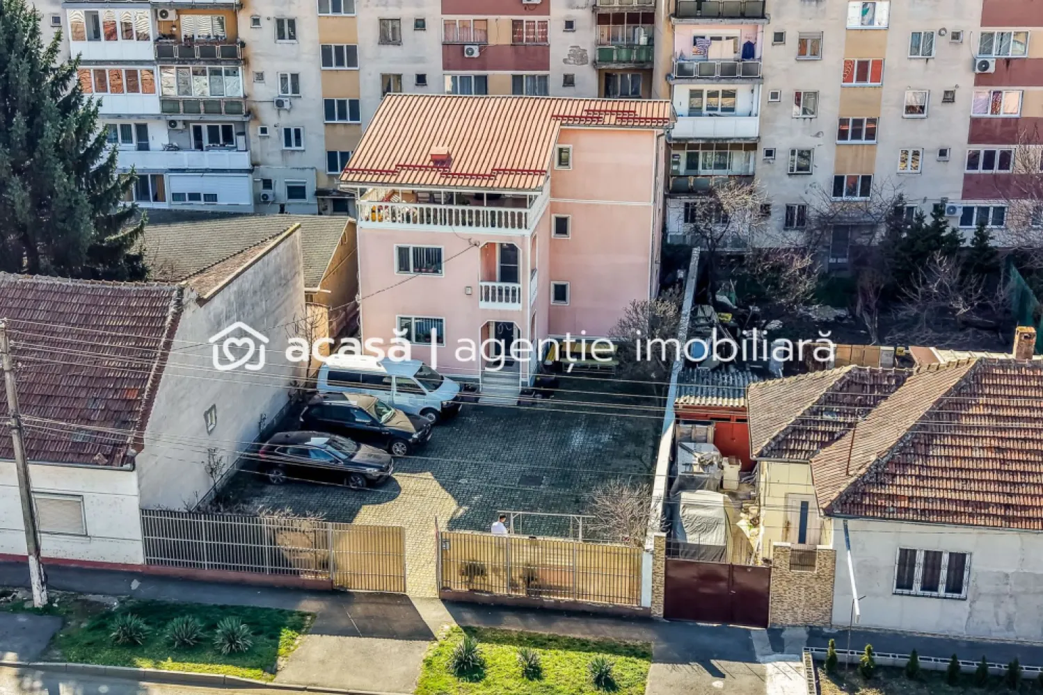 Casă spațioasă în mijlocul orasului, Str. Constantin Brâncuși - Comision 0%
Vă prezentăm o proprietate cu poziționare excelentă, situată în mijlocul orașului, pe strada Constantin Brâncuși, în spatele magazinului Kaufland, într-o zonă cu acces rapid către principalele puncte de interes. Datorită amplasării și suprafeței generoase, imobilul oferă un potențial ridicat atât pentru locuință, cât și pentru activități profesionale sau comerciale.

Casa a fost construită în anul 2001, din beton și BCA, și a beneficiat de lucrări de renovare în 2018, fiind bine întreținută și pregătită pentru diverse tipuri de utilizare.
Caracteristici proprietate
Regim de înălțime: Demisol + Parter + Etaj + Mansardă
Suprafață construită la sol: 110 mp
Teren: 415 mp
Front stradal: 15 ml
Dotări și utilități
Centrală proprie pe gaz de mare capacitate
Construcție solidă din beton și BCA

Toate utilitățile disponibile: gaz, curent, apă, canalizare

Spațiul generos și compartimentarea pe mai multe niveluri permit amenajarea proprietății în funcție de nevoi: locuință familială spațioasă, sediu de firmă, clinică, birouri, pensiune urbană sau alte activități.

📌 Notă: ultima imagine este cu titlu informativ și reprezintă o randare a potențialului de renovare a fațadei, pentru a evidenția posibilitățile de modernizare ale imobilului.

📞 Pentru detalii și programarea unei vizionări:
Blaga Flavius – 0754467525 Consultant imobiliar acreditat APAIR (Asociația Profesională a Agenților Imobiliari din România)

Nu dispui de toată suma? Te ajutăm noi gratuit! Îți obținem oferte de la 16 bănci.
Ai o proprietate de vânzare în Arad și vrei să știi cât valorează cu adevărat?

Birou: ACASĂ | Agenție imobiliară Arad
Adresă: Bulevardul Decebal 2, Arad 310133