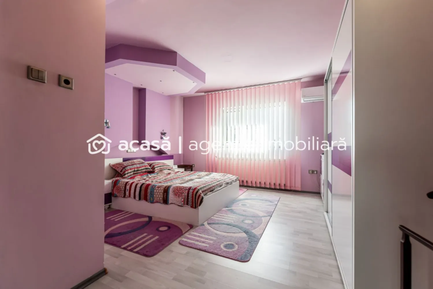 Casă spațioasă în mijlocul orasului, Str. Constantin Brâncuși - Comision 0%
Vă prezentăm o proprietate cu poziționare excelentă, situată în mijlocul orașului, pe strada Constantin Brâncuși, în spatele magazinului Kaufland, într-o zonă cu acces rapid către principalele puncte de interes. Datorită amplasării și suprafeței generoase, imobilul oferă un potențial ridicat atât pentru locuință, cât și pentru activități profesionale sau comerciale.

Casa a fost construită în anul 2001, din beton și BCA, și a beneficiat de lucrări de renovare în 2018, fiind bine întreținută și pregătită pentru diverse tipuri de utilizare.
Caracteristici proprietate
Regim de înălțime: Demisol + Parter + Etaj + Mansardă
Suprafață construită la sol: 110 mp
Teren: 415 mp
Front stradal: 15 ml
Dotări și utilități
Centrală proprie pe gaz de mare capacitate
Construcție solidă din beton și BCA

Toate utilitățile disponibile: gaz, curent, apă, canalizare

Spațiul generos și compartimentarea pe mai multe niveluri permit amenajarea proprietății în funcție de nevoi: locuință familială spațioasă, sediu de firmă, clinică, birouri, pensiune urbană sau alte activități.

📌 Notă: ultima imagine este cu titlu informativ și reprezintă o randare a potențialului de renovare a fațadei, pentru a evidenția posibilitățile de modernizare ale imobilului.

📞 Pentru detalii și programarea unei vizionări:
Blaga Flavius – 0754467525 Consultant imobiliar acreditat APAIR (Asociația Profesională a Agenților Imobiliari din România)

Nu dispui de toată suma? Te ajutăm noi gratuit! Îți obținem oferte de la 16 bănci.
Ai o proprietate de vânzare în Arad și vrei să știi cât valorează cu adevărat?

Birou: ACASĂ | Agenție imobiliară Arad
Adresă: Bulevardul Decebal 2, Arad 310133