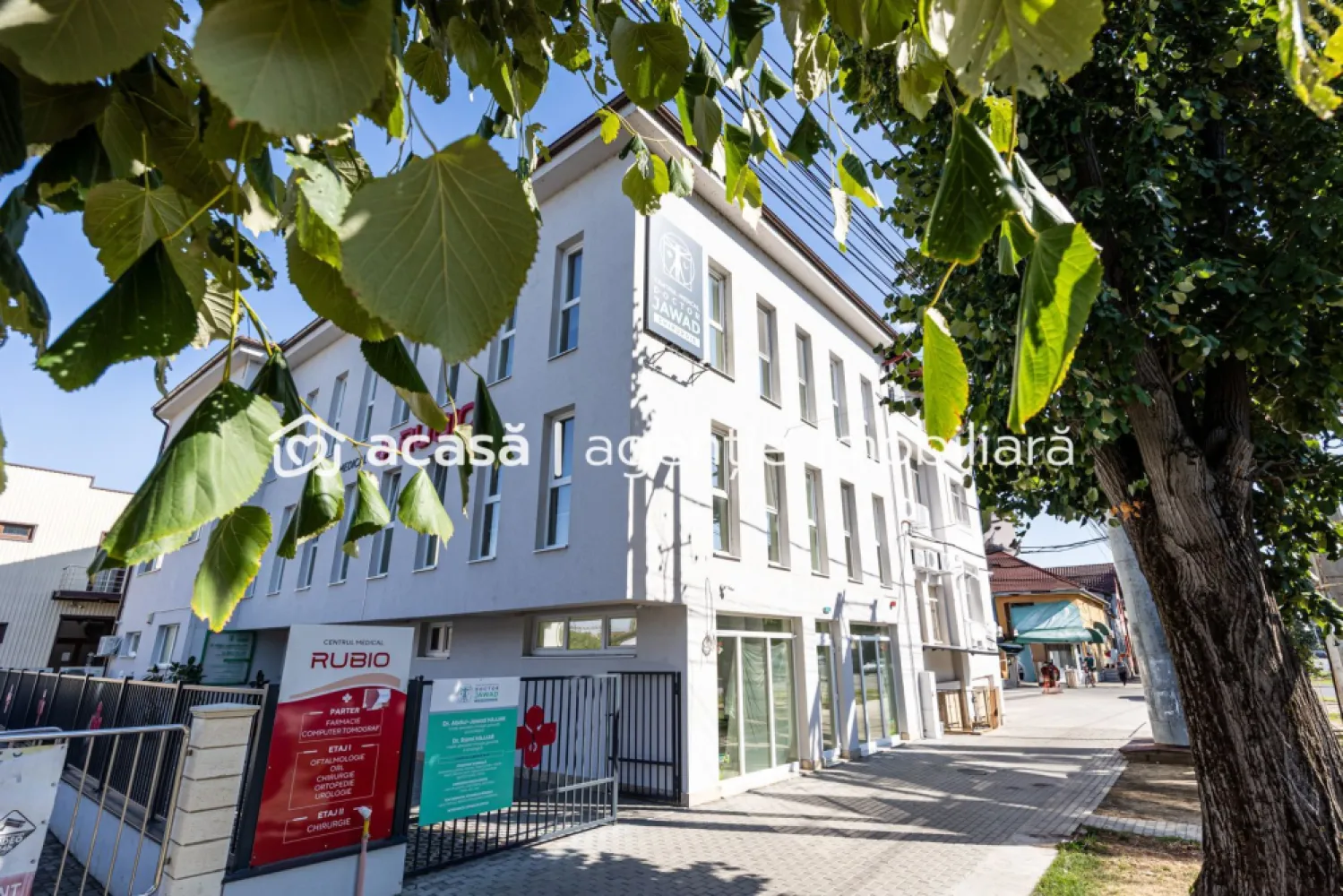 De închiriat spațiu comercial – Calea Victoriei, Arad - COMISION 0% - Vă propun spre închiriere un spațiu comercial modern, situat la parterul Centrului Medical Rubio, pe una dintre cele mai circulate artere din Arad – Calea Victoriei.

📐 Compartimentare:
- Sală principală – 39 mp
- Birou
- Hol
- Vestiar
- Baie
- Cameră de depozitare

✨ Avantaje și dotări:
- Acces direct din stradă + acces secundar prin Centrul Medical Rubio (la nevoie)
- Posibilitate de utilizare a grupurilor sanitare din Centru pentru clienți/pacienți
- Spațiu recent renovat
- Încălzire și răcire prin pardoseală
- Locație excelentă, pretabilă pentru: farmacie, cabinet medical, laborator sau alte activități similare
- Posibilitate de colaborare directă cu Centrul Rubio

📍 Beneficii locație:
- Vizibilitate ridicată datorită traficului intens
- Acces facil pentru clienți și pacienți
- Zonă consacrată pentru servicii medicale și comerciale

🔑 Totul este pregătit pentru ca tu să-ți dezvolți afacerea cu succes!

📲 Pentru mai multe detalii și pentru a programa o vizionare, contactează-mă la 0755 274 519 - Daniel Hord – Consultant imobiliar

Nu dispui de toată suma? Te ajutăm noi gratuit! Îți obținem oferte de la 16 bănci
Ai o proprietate de vânzare în Arad și vrei să știi cât valorează cu adevărat?
Sună-mă pentru o evaluare GRATUITĂ!