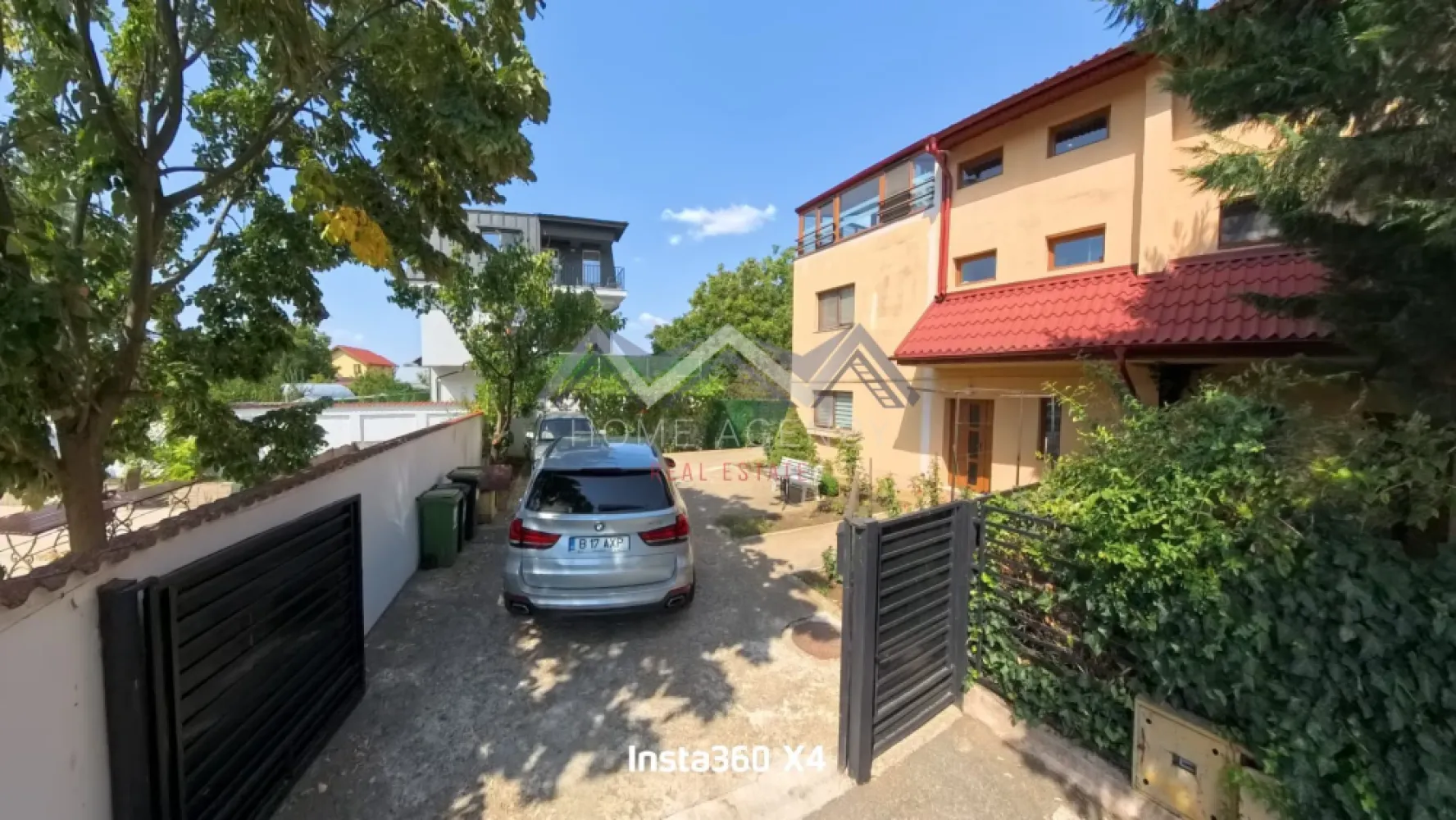 Casă individuală P+1+M cu garaj și terase spațioase – Otopeni Central - Vă propunem, spre vânzare, o casă individuală elegantă, cu regim de înălțime P+1+M, situată în zona centrală a Otopeniului, pe un teren de 368 mp. Proprietatea oferă o suprafață construită de 290 mp și 167,76 mp utili, fiind gândită pentru a răspunde nevoilor unei familii moderne care își dorește spațiu, confort și acces facil către toate facilitățile urbane. La parter, zona de zi este gândită pentru confort. Bucătăria închisă, spațioasă și bine organizată, oferă intimitatea necesară pentru gătit, dar și posibilitatea de a rămâne conectat cu restul casei. Living-ul generos integrează zona de dining, care poate fi închisă la nevoie, oferind astfel flexibilitate în utilizare. Din living, se face accesul către terasa închisă, un spațiu ideal pentru relaxare indiferent de sezon, dar și către garaj, pentru un plus de comoditate în viața de zi cu zi. La etaj, compartimentarea a fost concepută pentru intimitatea familiei. Dormitorul matrimonial beneficiază de baie proprie (dotată cu cadă), dressing spațios și acces direct către o terasă de 30 mp – un loc perfect pentru relaxare. Celelalte două dormitoare sunt luminoase și deservite de o baie comună, tot cu cadă. Unul dintre dormitoare are acces către terasă, iar al doilea dispune de balcon propriu, adăugând un plus de intimitate și personalitate fiecărui spațiu. Mansarda reprezintă o zonă versatilă și luminoasă. Aceasta include o terasă închisă de 23 mp utili și o cameră generoasă, care poate fi transformată în două dormitoare individuale, un birou sau o zonă de recreere, în funcție de necesitățile familiei. Casa este racordată la toate utilitățile, iar garajul integrat oferă un acces practic și protecție pentru mașină. Curtea de 368 mp lasă loc pentru amenajări personalizate: grădină, spațiu de joacă pentru copii sau zonă de relaxare. Amplasarea este excelentă – în inima Otopeniului, cu acces rapid la școli, grădinițe, restaurante, magazine și mijloace de transport, precum și toate punctele de interes din zona de Nord a Capitalei. Această proprietate îmbină eleganța și funcționalitatea, oferind tot ceea ce o familie își poate dori pentru a construi un cămin stabil și armonios. Programează acum o vizionare!