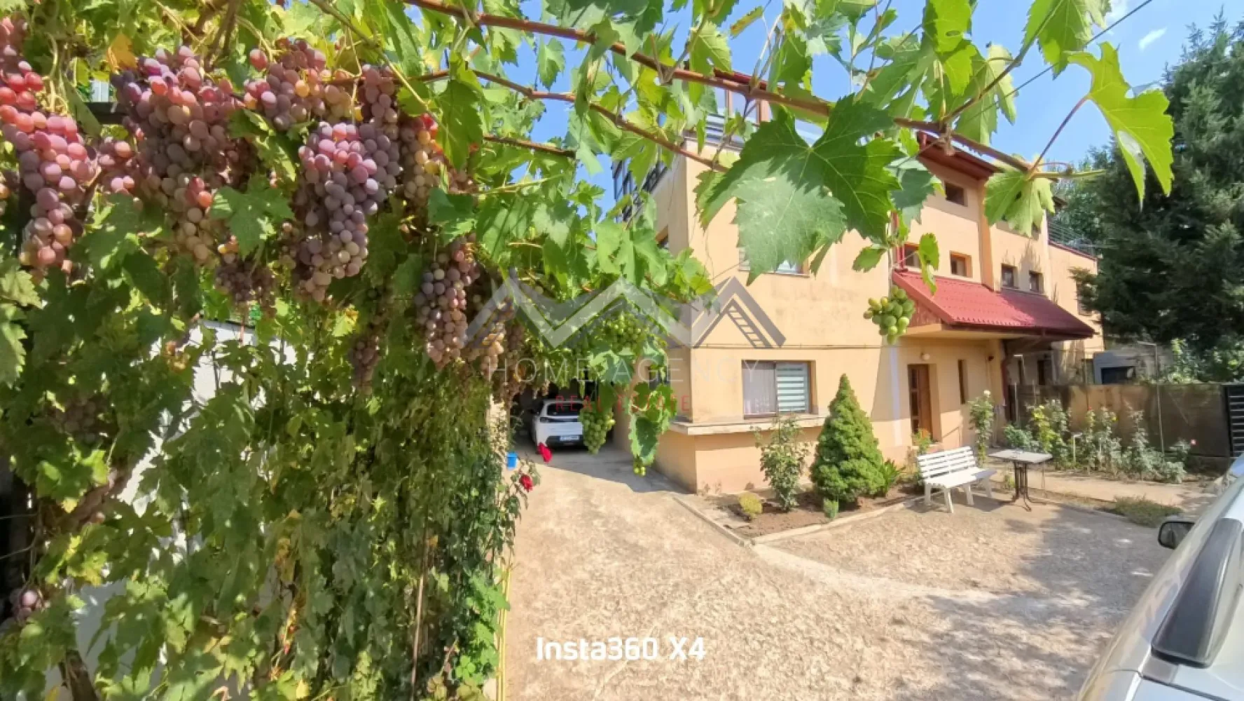 Casă individuală P+1+M cu garaj și terase spațioase – Otopeni Central - Vă propunem, spre vânzare, o casă individuală elegantă, cu regim de înălțime P+1+M, situată în zona centrală a Otopeniului, pe un teren de 368 mp. Proprietatea oferă o suprafață construită de 290 mp și 167,76 mp utili, fiind gândită pentru a răspunde nevoilor unei familii moderne care își dorește spațiu, confort și acces facil către toate facilitățile urbane. La parter, zona de zi este gândită pentru confort. Bucătăria închisă, spațioasă și bine organizată, oferă intimitatea necesară pentru gătit, dar și posibilitatea de a rămâne conectat cu restul casei. Living-ul generos integrează zona de dining, care poate fi închisă la nevoie, oferind astfel flexibilitate în utilizare. Din living, se face accesul către terasa închisă, un spațiu ideal pentru relaxare indiferent de sezon, dar și către garaj, pentru un plus de comoditate în viața de zi cu zi. La etaj, compartimentarea a fost concepută pentru intimitatea familiei. Dormitorul matrimonial beneficiază de baie proprie (dotată cu cadă), dressing spațios și acces direct către o terasă de 30 mp – un loc perfect pentru relaxare. Celelalte două dormitoare sunt luminoase și deservite de o baie comună, tot cu cadă. Unul dintre dormitoare are acces către terasă, iar al doilea dispune de balcon propriu, adăugând un plus de intimitate și personalitate fiecărui spațiu. Mansarda reprezintă o zonă versatilă și luminoasă. Aceasta include o terasă închisă de 23 mp utili și o cameră generoasă, care poate fi transformată în două dormitoare individuale, un birou sau o zonă de recreere, în funcție de necesitățile familiei. Casa este racordată la toate utilitățile, iar garajul integrat oferă un acces practic și protecție pentru mașină. Curtea de 368 mp lasă loc pentru amenajări personalizate: grădină, spațiu de joacă pentru copii sau zonă de relaxare. Amplasarea este excelentă – în inima Otopeniului, cu acces rapid la școli, grădinițe, restaurante, magazine și mijloace de transport, precum și toate punctele de interes din zona de Nord a Capitalei. Această proprietate îmbină eleganța și funcționalitatea, oferind tot ceea ce o familie își poate dori pentru a construi un cămin stabil și armonios. Programează acum o vizionare!