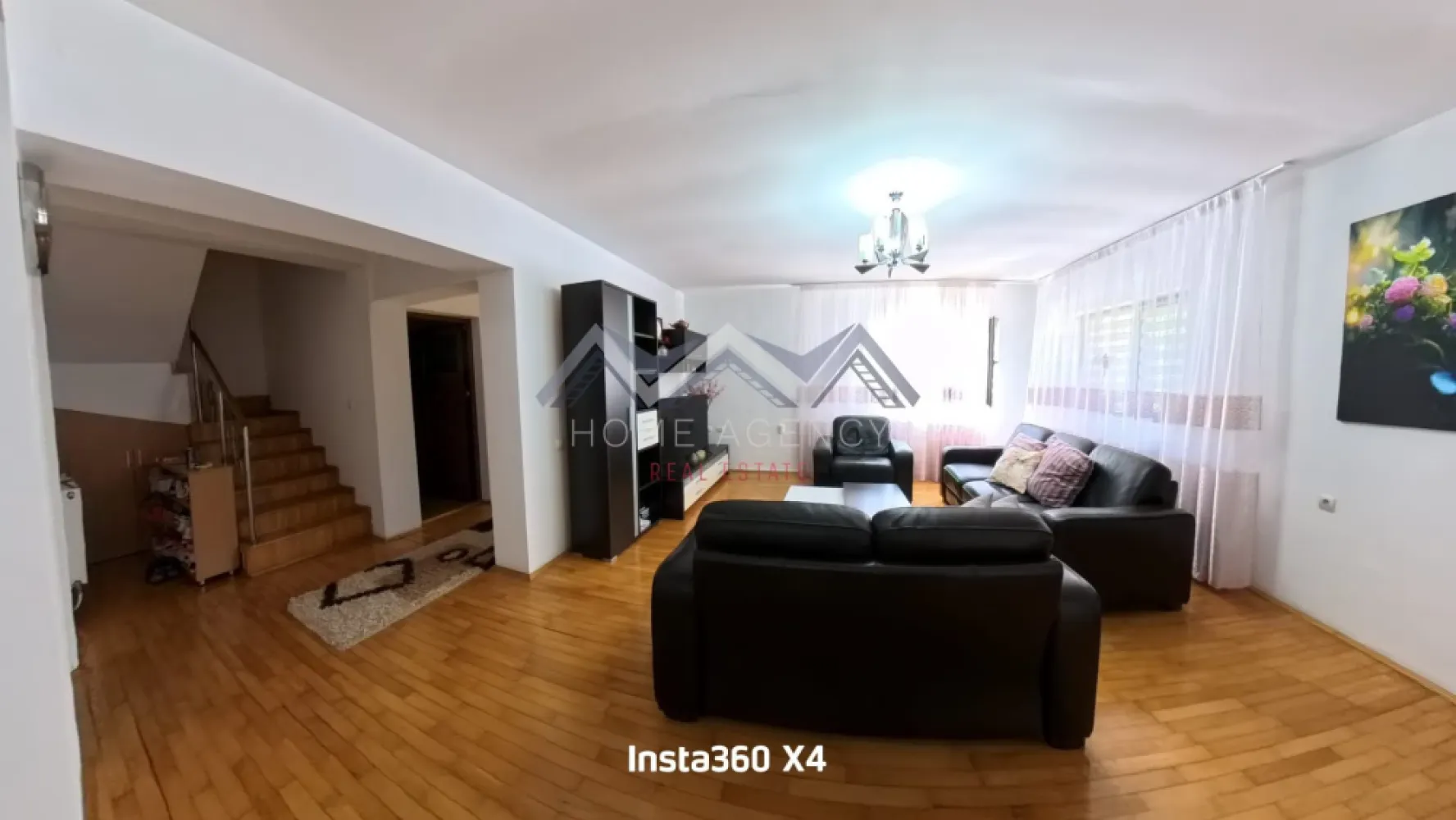 Casă individuală P+1+M cu garaj și terase spațioase – Otopeni Central - Vă propunem, spre vânzare, o casă individuală elegantă, cu regim de înălțime P+1+M, situată în zona centrală a Otopeniului, pe un teren de 368 mp. Proprietatea oferă o suprafață construită de 290 mp și 167,76 mp utili, fiind gândită pentru a răspunde nevoilor unei familii moderne care își dorește spațiu, confort și acces facil către toate facilitățile urbane. La parter, zona de zi este gândită pentru confort. Bucătăria închisă, spațioasă și bine organizată, oferă intimitatea necesară pentru gătit, dar și posibilitatea de a rămâne conectat cu restul casei. Living-ul generos integrează zona de dining, care poate fi închisă la nevoie, oferind astfel flexibilitate în utilizare. Din living, se face accesul către terasa închisă, un spațiu ideal pentru relaxare indiferent de sezon, dar și către garaj, pentru un plus de comoditate în viața de zi cu zi. La etaj, compartimentarea a fost concepută pentru intimitatea familiei. Dormitorul matrimonial beneficiază de baie proprie (dotată cu cadă), dressing spațios și acces direct către o terasă de 30 mp – un loc perfect pentru relaxare. Celelalte două dormitoare sunt luminoase și deservite de o baie comună, tot cu cadă. Unul dintre dormitoare are acces către terasă, iar al doilea dispune de balcon propriu, adăugând un plus de intimitate și personalitate fiecărui spațiu. Mansarda reprezintă o zonă versatilă și luminoasă. Aceasta include o terasă închisă de 23 mp utili și o cameră generoasă, care poate fi transformată în două dormitoare individuale, un birou sau o zonă de recreere, în funcție de necesitățile familiei. Casa este racordată la toate utilitățile, iar garajul integrat oferă un acces practic și protecție pentru mașină. Curtea de 368 mp lasă loc pentru amenajări personalizate: grădină, spațiu de joacă pentru copii sau zonă de relaxare. Amplasarea este excelentă – în inima Otopeniului, cu acces rapid la școli, grădinițe, restaurante, magazine și mijloace de transport, precum și toate punctele de interes din zona de Nord a Capitalei. Această proprietate îmbină eleganța și funcționalitatea, oferind tot ceea ce o familie își poate dori pentru a construi un cămin stabil și armonios. Programează acum o vizionare!