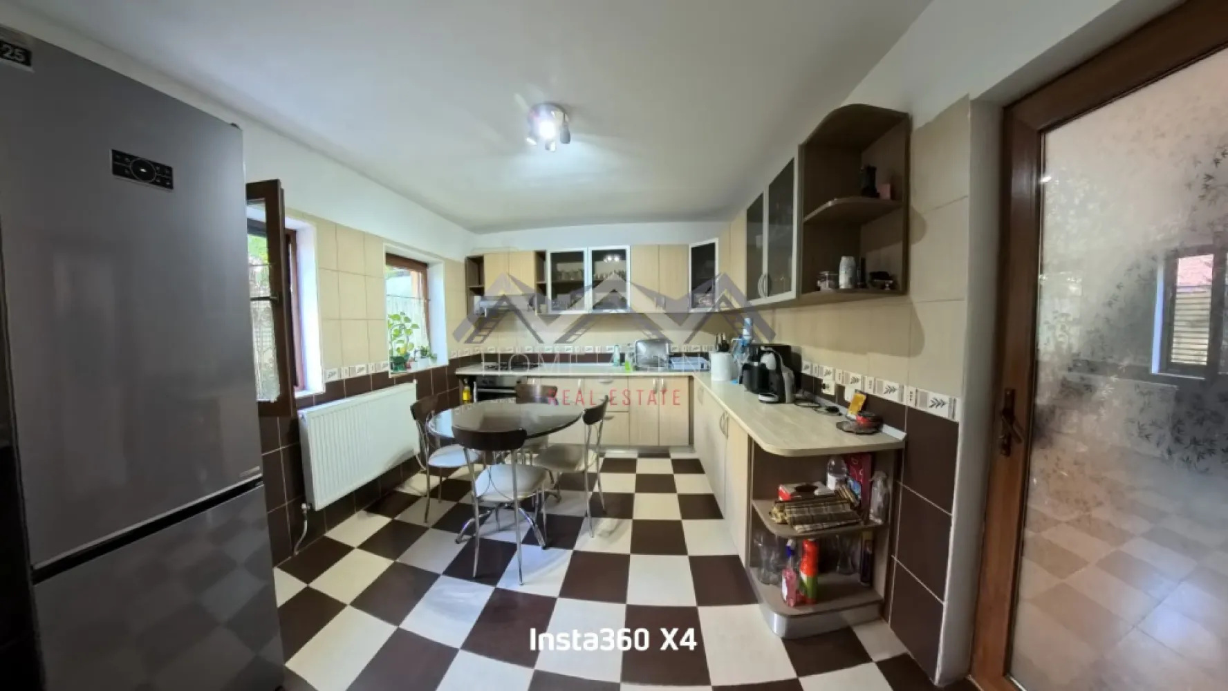 Casă individuală P+1+M cu garaj și terase spațioase – Otopeni Central - Vă propunem, spre vânzare, o casă individuală elegantă, cu regim de înălțime P+1+M, situată în zona centrală a Otopeniului, pe un teren de 368 mp. Proprietatea oferă o suprafață construită de 290 mp și 167,76 mp utili, fiind gândită pentru a răspunde nevoilor unei familii moderne care își dorește spațiu, confort și acces facil către toate facilitățile urbane. La parter, zona de zi este gândită pentru confort. Bucătăria închisă, spațioasă și bine organizată, oferă intimitatea necesară pentru gătit, dar și posibilitatea de a rămâne conectat cu restul casei. Living-ul generos integrează zona de dining, care poate fi închisă la nevoie, oferind astfel flexibilitate în utilizare. Din living, se face accesul către terasa închisă, un spațiu ideal pentru relaxare indiferent de sezon, dar și către garaj, pentru un plus de comoditate în viața de zi cu zi. La etaj, compartimentarea a fost concepută pentru intimitatea familiei. Dormitorul matrimonial beneficiază de baie proprie (dotată cu cadă), dressing spațios și acces direct către o terasă de 30 mp – un loc perfect pentru relaxare. Celelalte două dormitoare sunt luminoase și deservite de o baie comună, tot cu cadă. Unul dintre dormitoare are acces către terasă, iar al doilea dispune de balcon propriu, adăugând un plus de intimitate și personalitate fiecărui spațiu. Mansarda reprezintă o zonă versatilă și luminoasă. Aceasta include o terasă închisă de 23 mp utili și o cameră generoasă, care poate fi transformată în două dormitoare individuale, un birou sau o zonă de recreere, în funcție de necesitățile familiei. Casa este racordată la toate utilitățile, iar garajul integrat oferă un acces practic și protecție pentru mașină. Curtea de 368 mp lasă loc pentru amenajări personalizate: grădină, spațiu de joacă pentru copii sau zonă de relaxare. Amplasarea este excelentă – în inima Otopeniului, cu acces rapid la școli, grădinițe, restaurante, magazine și mijloace de transport, precum și toate punctele de interes din zona de Nord a Capitalei. Această proprietate îmbină eleganța și funcționalitatea, oferind tot ceea ce o familie își poate dori pentru a construi un cămin stabil și armonios. Programează acum o vizionare!