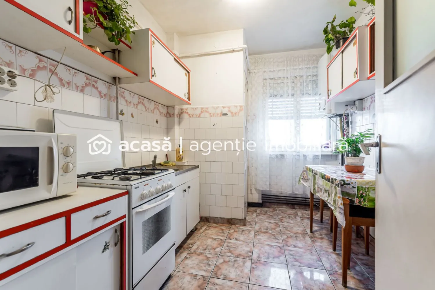 Apartament cu 4 camere decomandat cu vedere panoramica - Comision 0%
Se oferă spre vânzare apartament cu 4 camere, excelent poziționat în Piața Gării, cu vedere pe două părți: spre Gară și spre Atrium Mall.
Imobilul este situat într-un bloc din cărămidă, foarte bine izolat termic, reabilitat și izolat integral la exterior, ceea ce asigură confort și costuri reduse de întreținere.
Apartamentul este complet decomandat, are o compartimentare practică și mult potențial:
sufragerie
bucătărie
3 dormitoare
2 băi
balcon cu vedere panoramică asupra orașului
Este situat la etajul 4, fapt ce oferă lumină naturală pe tot parcursul zilei, iar zgomotul și praful orașului sunt considerabil diminuate față de etajele inferioare.
Dotări:
centrală proprie pe gaz
aer condiționat
Apartamentul necesită renovare, oferind posibilitatea de amenajare după propriul gust, fiind ideal atât pentru locuință de familie, cât și pentru investiție.

📍 Localizare excelentă, cu acces rapid către transport, magazine și puncte de interes
📈 Compartimentare foarte bună și potențial ridicat

📞 Pentru detalii și programarea unei vizionări:
Blaga Flavius – 0754467525 Consultant imobiliar acreditat APAIR (Asociația Profesională a Agenților Imobiliari din România)

Nu dispui de toată suma? Te ajutăm noi gratuit! Îți obținem oferte de la 16 bănci.
Ai o proprietate de vânzare în Arad și vrei să știi cât valorează cu adevărat?

Birou: ACASĂ | Agenție imobiliară Arad
Adresă: Bulevardul Decebal 2, Arad 310133