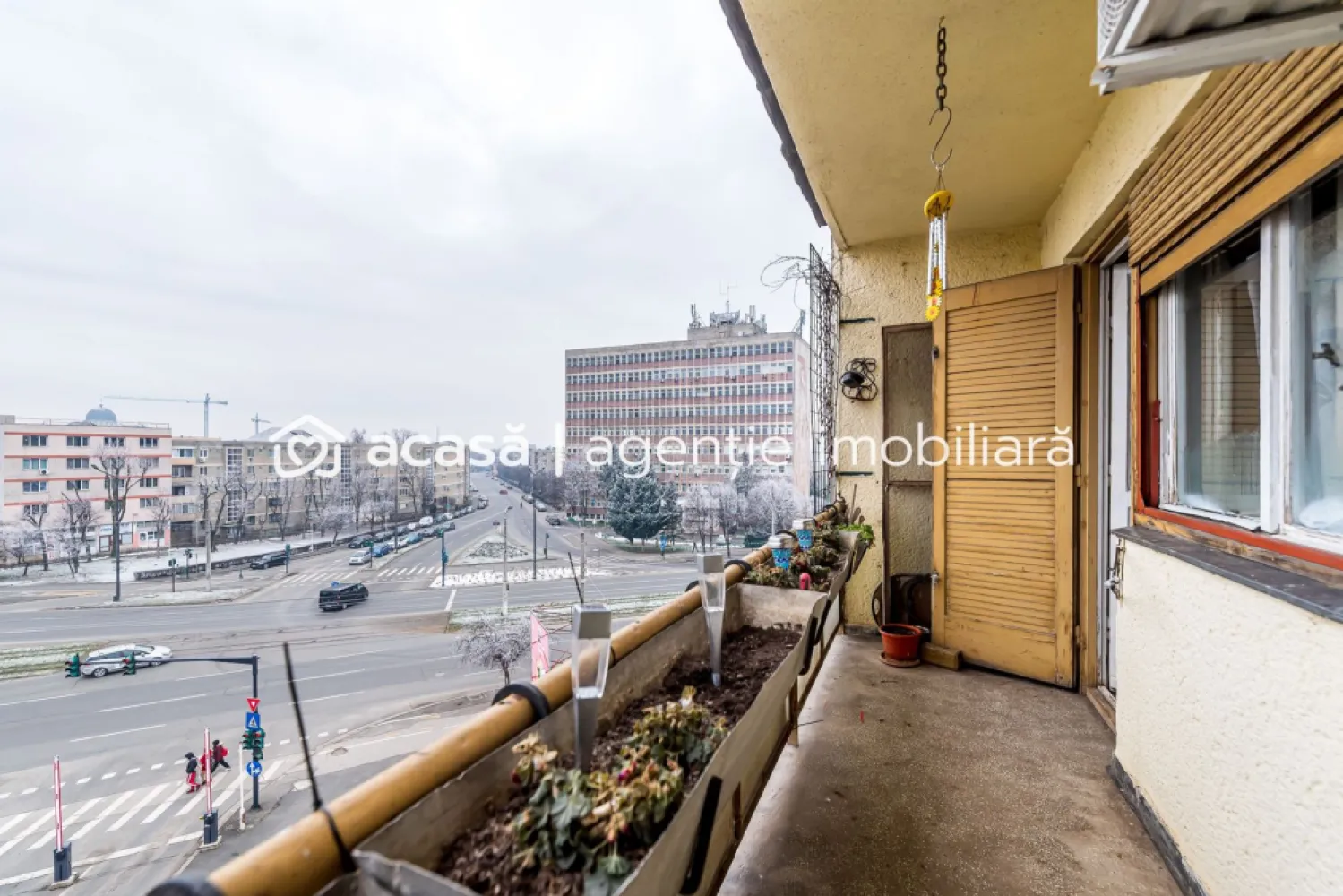Apartament cu 4 camere decomandat cu vedere panoramica - Comision 0%
Se oferă spre vânzare apartament cu 4 camere, excelent poziționat în Piața Gării, cu vedere pe două părți: spre Gară și spre Atrium Mall.
Imobilul este situat într-un bloc din cărămidă, foarte bine izolat termic, reabilitat și izolat integral la exterior, ceea ce asigură confort și costuri reduse de întreținere.
Apartamentul este complet decomandat, are o compartimentare practică și mult potențial:
sufragerie
bucătărie
3 dormitoare
2 băi
balcon cu vedere panoramică asupra orașului
Este situat la etajul 4, fapt ce oferă lumină naturală pe tot parcursul zilei, iar zgomotul și praful orașului sunt considerabil diminuate față de etajele inferioare.
Dotări:
centrală proprie pe gaz
aer condiționat
Apartamentul necesită renovare, oferind posibilitatea de amenajare după propriul gust, fiind ideal atât pentru locuință de familie, cât și pentru investiție.

📍 Localizare excelentă, cu acces rapid către transport, magazine și puncte de interes
📈 Compartimentare foarte bună și potențial ridicat

📞 Pentru detalii și programarea unei vizionări:
Blaga Flavius – 0754467525 Consultant imobiliar acreditat APAIR (Asociația Profesională a Agenților Imobiliari din România)

Nu dispui de toată suma? Te ajutăm noi gratuit! Îți obținem oferte de la 16 bănci.
Ai o proprietate de vânzare în Arad și vrei să știi cât valorează cu adevărat?

Birou: ACASĂ | Agenție imobiliară Arad
Adresă: Bulevardul Decebal 2, Arad 310133