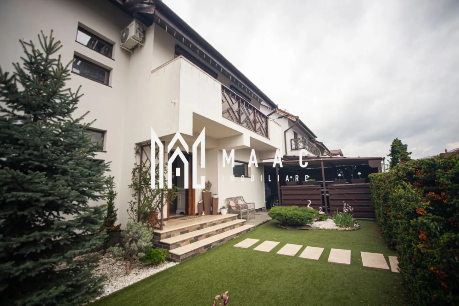 Casă 5 camere I 175 mp utili I teren 250 mp I zonă Triajului I Șelimbăr - MAAC Imobiliare vă propune spre vânzare o proprietate exclusivistă, amenajată de designer, situată într-o zonă liniștită și apreciată din Șelimbăr – Triajului. Această locuință este ideală pentru o familie care caută rafinament, funcționalitate și confort într-un cadru privat, cu vecinătăți de calitate. Casa se află pe o stradă pavată, cu acces facil, și oferă un ambient plăcut, aerisit, cu multiple avantaje competitive față de alte oferte din zonă. Caracteristici generale: Suprafață utilă: 175 mp, desfășurată pe parter, etaj și pod locuibil Teren: 250 mp + cotă de drum privat Compartimentare eficientă și spații generoase, gândite pentru viața de zi cu zi Compartimentare: Parter: Hol de intrare generos Baie cu geam Cămară închisă Bucătărie separată + zonă de dining Living luminos cu șemineu electric Ieșire spre terasa acoperită Etaj: 3 dormitoare decomandate 2 băi (una matrimonială) Mini-dressing Pod locuibil: Înălțime utilă 2,9 m Spațiu ideal pentru birou, zonă hobby, sală de sport sau relaxare Dotări și finisaje de calitate superioară: Încălzire în pardoseală (parter și etaj), calorifere la pod Centrală termică pe gaz, boiler electric, puffer de 200 l Instalație pregătită pentru panouri solare Mobilier și uși interioare din lemn masiv, realizate pe comandă Rulouri electrice la toate ferestrele Terasă acoperită, complet echipată pentru relaxare sau servit masa Porți automatizate și garaj spațios Curte amenajată cu pavaj, gazon artificial și gard viu matur Utilități disponibile: Apă, canalizare, gaz, electricitate Internet de mare viteză și cablu TV Puncte forte ale proprietății: Zonă liniștită, cu infrastructură completă Finisaje și amenajări realizate cu grijă pentru detalii Spații bine compartimentate, funcționale și luminoase Ideală pentru familii cu copii sau profesioniști care lucrează de acasă Locuință complet pregătită pentru mutare, fără investiții suplimentare Pentru detalii suplimentare, planuri, consultanță sau programarea unei vizionări, te rugăm să ne contactezi si sa specifici CP2648387. }}