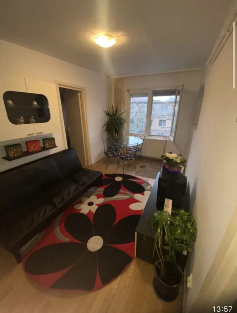 BRASADAS vinde ap 2 cam etaj 4/4 in Micro 14. - Agentia imobiliara BRASADAS vinde apartament cu 2 camere la etajul 4/4. 
Apartamentul e uitilat, nu necesitata renovări majore, acoperiș refăcut anul trecut în octombrie, e utilat complet, aer condiționat, calorifere noi, centrală, plase la geamuri, jaluzele la toate geamurile din termopan.
Www.brasadas.com.