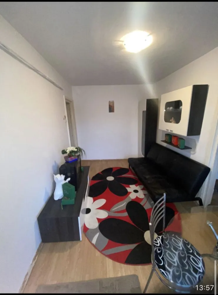 BRASADAS vinde ap 2 cam etaj 4/4 in Micro 14. - Agentia imobiliara BRASADAS vinde apartament cu 2 camere la etajul 4/4. 
Apartamentul e uitilat, nu necesitata renovări majore, acoperiș refăcut anul trecut în octombrie, e utilat complet, aer condiționat, calorifere noi, centrală, plase la geamuri, jaluzele la toate geamurile din termopan.
Www.brasadas.com.