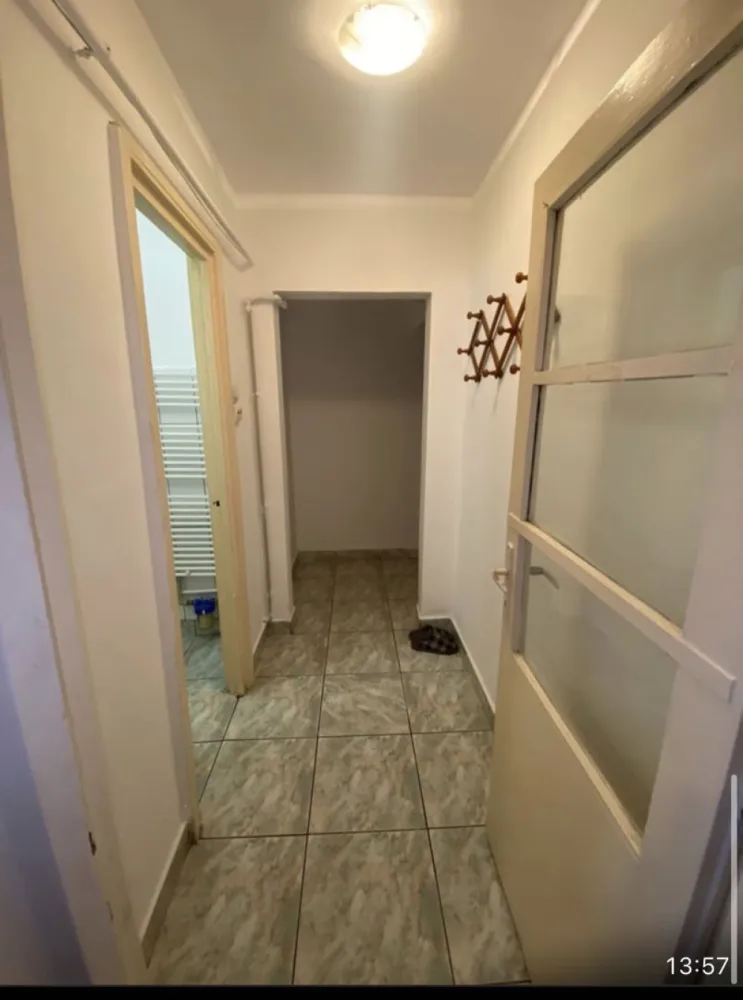 BRASADAS vinde ap 2 cam etaj 4/4 in Micro 14. - Agentia imobiliara BRASADAS vinde apartament cu 2 camere la etajul 4/4. 
Apartamentul e uitilat, nu necesitata renovări majore, acoperiș refăcut anul trecut în octombrie, e utilat complet, aer condiționat, calorifere noi, centrală, plase la geamuri, jaluzele la toate geamurile din termopan.
Www.brasadas.com.
