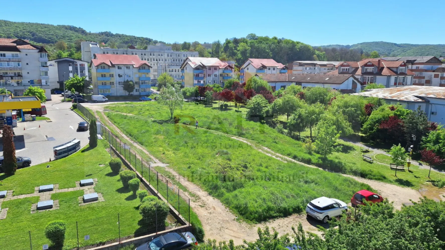 Teren intravilan Curtea de Arges - "Mișcări inteligente. Soluții fără efort."
Rait Imobiliare va ofera spre vanzare un teren intravilan situat in centru orasului pentru construirea unui imobil de locuinte cu functiuni mixte D+P+3+M.
„Construiește-ți visul în inima orașului cu Imobiliare Rait”
Locație excelentă: 
Situat în inima orașului, acest teren oferă confort și accesibilitate.
Potențial de investiție: Ideal pentru proiecte rezidențiale sau de dezvoltare cu utilizare mixtă, vânzarea terenului prin prezentarea potențialului și valorii acestuia.