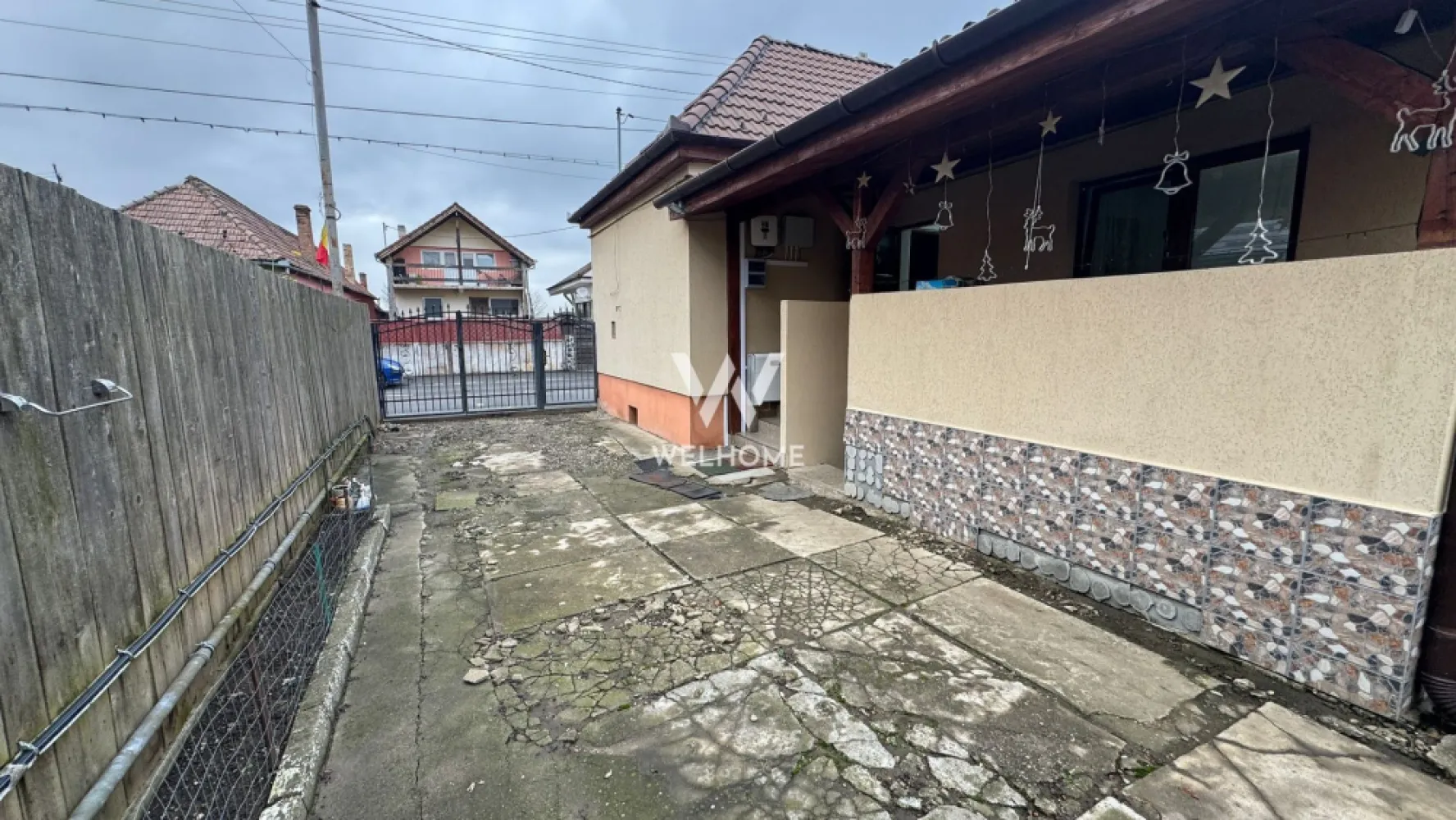 Casă individuală recent renovată, curte mare, GUSTERITA Sibiu - Vă propunem spre vânzare o casă individuală, in, Gusterita mică și primitoare, ideală pentru un cuplu, o familie mică sau ca locuință de vacanță. Proprietatea a fost recent renovată și este gata de mutare.

Casa este compartimentată eficient și cuprinde: - 2 camere luminoase
 - bucătărie separată
 - baie
 - terasă perfectă pentru relaxare

Imobilul dispune de pod și pivniță, oferind spații suplimentare de depozitare. Curtea generoasă și grădina de 570 mp oferă multiple posibilități de amenajare – grădinărit, foișor, zonă de joacă sau relaxare.

Un mare avantaj al proprietății îl reprezintă panourile fotovoltaice, care asigură eficiență energetică și costuri reduse de întreținere.
Situată într-o zonă liniștită, casa oferă intimitate și confort, fiind ideală pentru cei care își doresc un stil de viață relaxant, departe de agitația urbană.
Info:0743292794