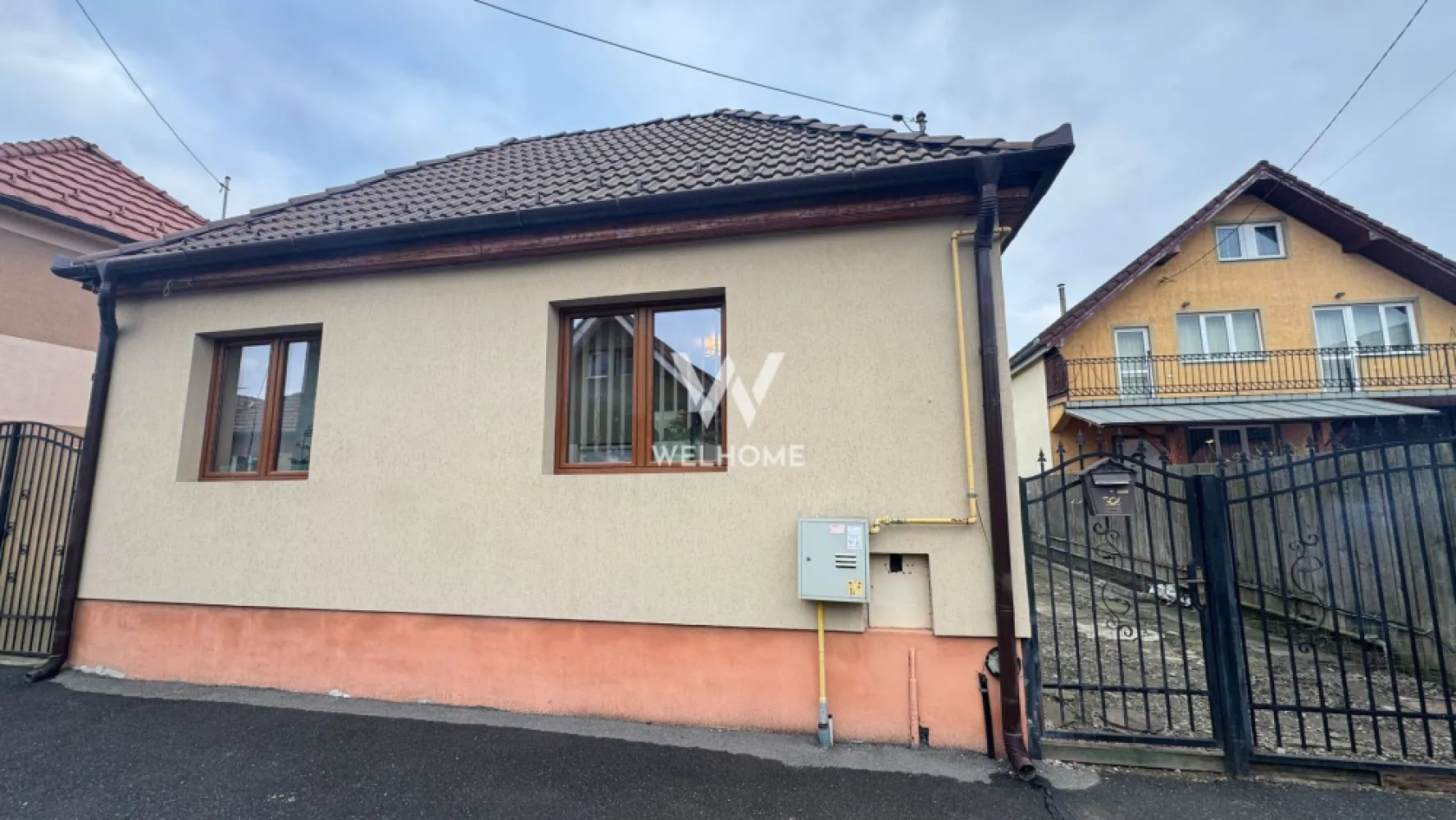 Casă individuală recent renovată, curte mare, GUSTERITA Sibiu - Vă propunem spre vânzare o casă individuală, in, Gusterita mică și primitoare, ideală pentru un cuplu, o familie mică sau ca locuință de vacanță. Proprietatea a fost recent renovată și este gata de mutare.

Casa este compartimentată eficient și cuprinde: - 2 camere luminoase
 - bucătărie separată
 - baie
 - terasă perfectă pentru relaxare

Imobilul dispune de pod și pivniță, oferind spații suplimentare de depozitare. Curtea generoasă și grădina de 570 mp oferă multiple posibilități de amenajare – grădinărit, foișor, zonă de joacă sau relaxare.

Un mare avantaj al proprietății îl reprezintă panourile fotovoltaice, care asigură eficiență energetică și costuri reduse de întreținere.
Situată într-o zonă liniștită, casa oferă intimitate și confort, fiind ideală pentru cei care își doresc un stil de viață relaxant, departe de agitația urbană.
Info:0743292794