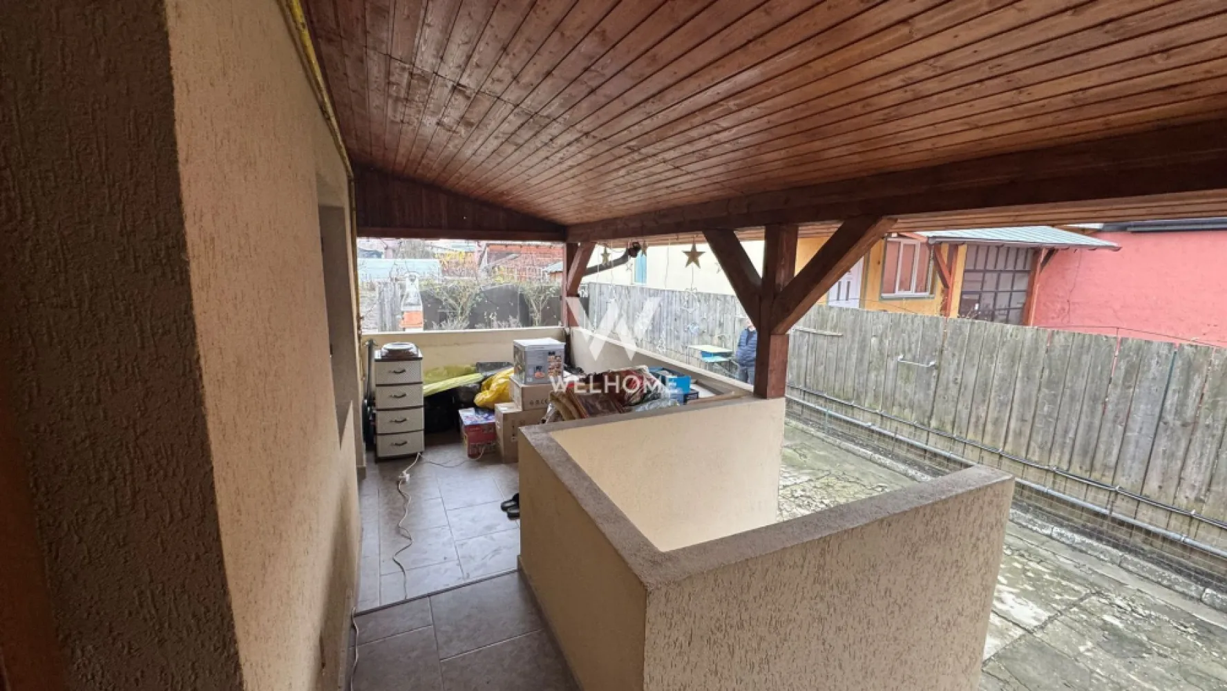 Casă individuală recent renovată, curte mare, GUSTERITA Sibiu - Vă propunem spre vânzare o casă individuală, in, Gusterita mică și primitoare, ideală pentru un cuplu, o familie mică sau ca locuință de vacanță. Proprietatea a fost recent renovată și este gata de mutare.

Casa este compartimentată eficient și cuprinde: - 2 camere luminoase
 - bucătărie separată
 - baie
 - terasă perfectă pentru relaxare

Imobilul dispune de pod și pivniță, oferind spații suplimentare de depozitare. Curtea generoasă și grădina de 570 mp oferă multiple posibilități de amenajare – grădinărit, foișor, zonă de joacă sau relaxare.

Un mare avantaj al proprietății îl reprezintă panourile fotovoltaice, care asigură eficiență energetică și costuri reduse de întreținere.
Situată într-o zonă liniștită, casa oferă intimitate și confort, fiind ideală pentru cei care își doresc un stil de viață relaxant, departe de agitația urbană.
Info:0743292794