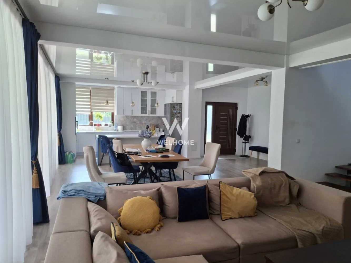 Casa SMART ,individuala de vanzare in Daia Noua, Sibiu - În inima satului Daia Nouă, la doar câțiva pași de vibrația Sibiului, se ridică o casă ce pare desprinsă dintr-un vis modern și totuși ancorat în liniștea naturii. O locuință inteligentă, independentă, cu suflet verde – apă cristalină din adâncul pământului, la 120 de metri, lumină solară prinsă în panourile de 8 kW, căldură difuză în pardoseală, purtată de o pompă de căldură ce transformă fiecare anotimp într-o binecuvântare.

Pe un teren intravilan generos, de 1007 mp, cu o deschidere largă de 50 m, se deschide o curte de 880 mp ce respiră libertate și promisiuni de seri liniștite. Casa, cu o suprafață utilă de 241 mp, își desfășoară povestea pe două niveluri, cu patru camere luminoase – trei dormitoare pregătite să adăpostească vise, trei băi elegante, o bucătărie ce invită la bucuria meselor împărtășite și trei balcoane ce se deschid către priveliști senine.

Fiecare colț este o declarație de lux și rafinament – mobilată complet, cu finisaje ultramoderne și de calitate superioară, casa îmbină poezia intimității cu siguranța tehnologiei.

Și totuși, poate cea mai mare frumusețe nu e doar între ziduri, ci în locul în care se află: o zonă superbă, unde dealurile îmbrățișează cerul, unde diminețile au parfum de început curat și unde seara, liniștea e cel mai prețios vecin.

Această casă nu este doar o proprietate de vânzare – este un refugiu pentru cei care caută libertatea, frumusețea și armonia dintre modern și etern.

Pret 400. 000 euro, negociabil

Pentru vizionare si detalii 0740066818 Cristina