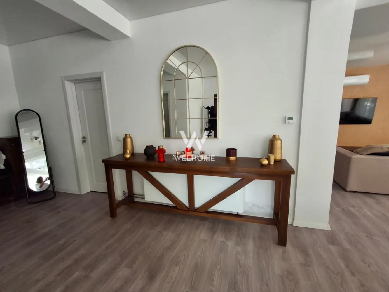 Casa SMART ,individuala de vanzare in Daia Noua, Sibiu - În inima satului Daia Nouă, la doar câțiva pași de vibrația Sibiului, se ridică o casă ce pare desprinsă dintr-un vis modern și totuși ancorat în liniștea naturii. O locuință inteligentă, independentă, cu suflet verde – apă cristalină din adâncul pământului, la 120 de metri, lumină solară prinsă în panourile de 8 kW, căldură difuză în pardoseală, purtată de o pompă de căldură ce transformă fiecare anotimp într-o binecuvântare.

Pe un teren intravilan generos, de 1007 mp, cu o deschidere largă de 50 m, se deschide o curte de 880 mp ce respiră libertate și promisiuni de seri liniștite. Casa, cu o suprafață utilă de 241 mp, își desfășoară povestea pe două niveluri, cu patru camere luminoase – trei dormitoare pregătite să adăpostească vise, trei băi elegante, o bucătărie ce invită la bucuria meselor împărtășite și trei balcoane ce se deschid către priveliști senine.

Fiecare colț este o declarație de lux și rafinament – mobilată complet, cu finisaje ultramoderne și de calitate superioară, casa îmbină poezia intimității cu siguranța tehnologiei.

Și totuși, poate cea mai mare frumusețe nu e doar între ziduri, ci în locul în care se află: o zonă superbă, unde dealurile îmbrățișează cerul, unde diminețile au parfum de început curat și unde seara, liniștea e cel mai prețios vecin.

Această casă nu este doar o proprietate de vânzare – este un refugiu pentru cei care caută libertatea, frumusețea și armonia dintre modern și etern.

Pret 400. 000 euro, negociabil

Pentru vizionare si detalii 0740066818 Cristina