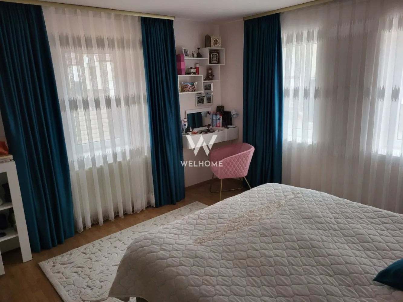 Casă cu piscină interioară -Turnișor - Proprietate deosebită în Turnișor, 
Vă prezentăm o locuință spațioasă și zonă privată de relaxare cu piscină interioară.
Proprietatea este amplasată într-o zonă liniștită și este formată din două corpuri independente, oferind multiple posibilități de utilizare – locuință personală, investiție, spațiu pentru relaxare sau activități recreative.

Corpul 1 – locuință principală (aprox. 140 mp utili):
• 5 camere spațioase
• Bucătărie
• 2 băi
• Pivniță
• Pod – ideal pentru depozitare sau mansardare ulterioară
• Cameră tehnică

Corpul 2 – zonă recreativă / oaspeți:
• Piscină interioară (approx. 60 mp) – ideală pentru relaxare în orice sezon
• Sală pentru oaspeți cu bar și biliard (approx. 60 mp) – perfectă pentru entertainment, petreceri sau hobby

Curtea proprietății are aproximativ 100 mp, este pavată cu pișcoturi de beton, ușor de întreținut și potrivită pentru zonă de relaxare sau parcare.
Proprietate rară, cu potențial ridicat, ideală pentru cei care caută o locuință spațioasă și un spațiu recreativ privat în același loc.

Prețul este negociabil.
Pentru detalii și vizionări: 0743030351