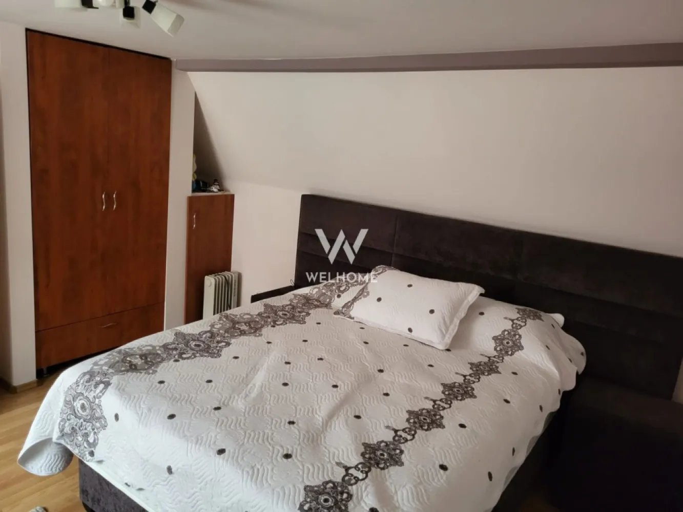 Casă cu piscină interioară -Turnișor - Proprietate deosebită în Turnișor, 
Vă prezentăm o locuință spațioasă și zonă privată de relaxare cu piscină interioară.
Proprietatea este amplasată într-o zonă liniștită și este formată din două corpuri independente, oferind multiple posibilități de utilizare – locuință personală, investiție, spațiu pentru relaxare sau activități recreative.

Corpul 1 – locuință principală (aprox. 140 mp utili):
• 5 camere spațioase
• Bucătărie
• 2 băi
• Pivniță
• Pod – ideal pentru depozitare sau mansardare ulterioară
• Cameră tehnică

Corpul 2 – zonă recreativă / oaspeți:
• Piscină interioară (approx. 60 mp) – ideală pentru relaxare în orice sezon
• Sală pentru oaspeți cu bar și biliard (approx. 60 mp) – perfectă pentru entertainment, petreceri sau hobby

Curtea proprietății are aproximativ 100 mp, este pavată cu pișcoturi de beton, ușor de întreținut și potrivită pentru zonă de relaxare sau parcare.
Proprietate rară, cu potențial ridicat, ideală pentru cei care caută o locuință spațioasă și un spațiu recreativ privat în același loc.

Prețul este negociabil.
Pentru detalii și vizionări: 0743030351