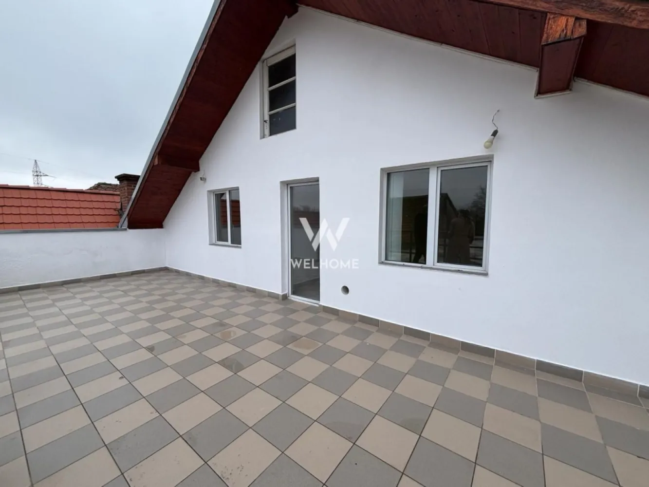 Casa cu POTENȚIAL pentru afaceri, DEPOZIT 50mp - Turnisor - Casa INDIVIDUALĂ - generoasă, potrivită atât pentru uz rezidențial, cât și pentru desfășurarea unei activități comerciale sau de birouri. Imobilul oferă multiple posibilități de compartimentare și utilizare, datorită spațiilor ample și bine structurate.
 
La PARTER regasim:
 - depozit de 50 mp, ideal pentru stocare, logistică sau diverse activități comerciale.
 - 3 camere spațioase, potrivite pentru activități profesionale, firme, cabinete, showroom etc.
 - 2 băi
 La MANSARDĂ:
 - 5 camere/dormitoare ce pot fi folosite ca spații de lucru, birouri sau camere de locuit.
 - bucătărie 
 - 2 băi
 - 2 balcoane
 - Terasa de 36 mp, excelentă pentru relaxare sau amenajare pentru clienți/angajați.
 La SUBSOL casa beneficiaza de pivniță de 25 mp, perfectă pentru depozitare suplimentară.
 Datorită compartimentării flexibile și a spațiilor generoase, această casă se pretează excelent pentru:
 - firme cu activitate de birou
 - cabinete medicale / psihologice
 - diverse activități 
sau poate rămâne o locuință confortabilă pentru o familie numeroasă.

În partea din spate a curții se poate achiziționa suplimentar o magazie din structură metalică extinsă pe toată partea din spate a terenului.
Casa beneficiază și de POD pe toată suprafața casei.
Acces auto unde se pot parca 2 mașini. 

 Pret: 285.000 Euro
Telefon: 0747.639.802