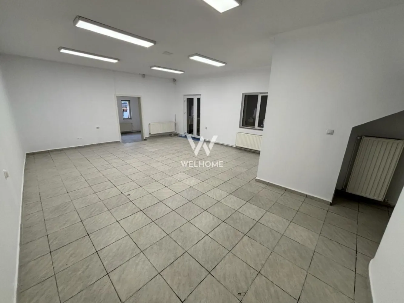 Casa cu POTENȚIAL pentru afaceri, DEPOZIT 50mp - Turnisor - Casa INDIVIDUALĂ - generoasă, potrivită atât pentru uz rezidențial, cât și pentru desfășurarea unei activități comerciale sau de birouri. Imobilul oferă multiple posibilități de compartimentare și utilizare, datorită spațiilor ample și bine structurate.
 
La PARTER regasim:
 - depozit de 50 mp, ideal pentru stocare, logistică sau diverse activități comerciale.
 - 3 camere spațioase, potrivite pentru activități profesionale, firme, cabinete, showroom etc.
 - 2 băi
 La MANSARDĂ:
 - 5 camere/dormitoare ce pot fi folosite ca spații de lucru, birouri sau camere de locuit.
 - bucătărie 
 - 2 băi
 - 2 balcoane
 - Terasa de 36 mp, excelentă pentru relaxare sau amenajare pentru clienți/angajați.
 La SUBSOL casa beneficiaza de pivniță de 25 mp, perfectă pentru depozitare suplimentară.
 Datorită compartimentării flexibile și a spațiilor generoase, această casă se pretează excelent pentru:
 - firme cu activitate de birou
 - cabinete medicale / psihologice
 - diverse activități 
sau poate rămâne o locuință confortabilă pentru o familie numeroasă.

În partea din spate a curții se poate achiziționa suplimentar o magazie din structură metalică extinsă pe toată partea din spate a terenului.
Casa beneficiază și de POD pe toată suprafața casei.
Acces auto unde se pot parca 2 mașini. 

 Pret: 285.000 Euro
Telefon: 0747.639.802