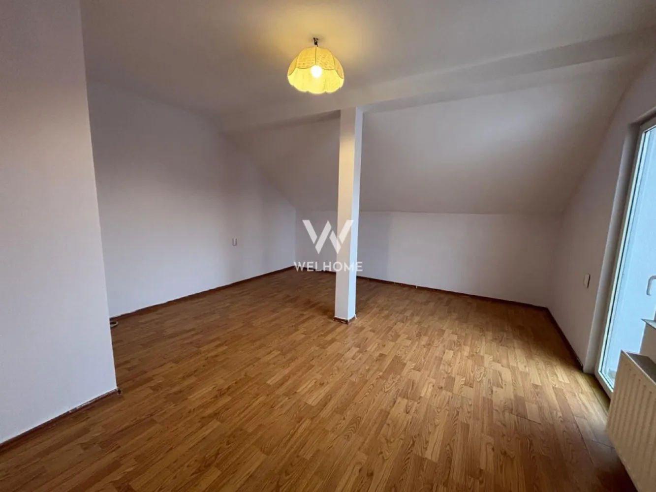 Casa cu POTENȚIAL pentru afaceri, DEPOZIT 50mp - Turnisor - Casa INDIVIDUALĂ - generoasă, potrivită atât pentru uz rezidențial, cât și pentru desfășurarea unei activități comerciale sau de birouri. Imobilul oferă multiple posibilități de compartimentare și utilizare, datorită spațiilor ample și bine structurate.
 
La PARTER regasim:
 - depozit de 50 mp, ideal pentru stocare, logistică sau diverse activități comerciale.
 - 3 camere spațioase, potrivite pentru activități profesionale, firme, cabinete, showroom etc.
 - 2 băi
 La MANSARDĂ:
 - 5 camere/dormitoare ce pot fi folosite ca spații de lucru, birouri sau camere de locuit.
 - bucătărie 
 - 2 băi
 - 2 balcoane
 - Terasa de 36 mp, excelentă pentru relaxare sau amenajare pentru clienți/angajați.
 La SUBSOL casa beneficiaza de pivniță de 25 mp, perfectă pentru depozitare suplimentară.
 Datorită compartimentării flexibile și a spațiilor generoase, această casă se pretează excelent pentru:
 - firme cu activitate de birou
 - cabinete medicale / psihologice
 - diverse activități 
sau poate rămâne o locuință confortabilă pentru o familie numeroasă.

În partea din spate a curții se poate achiziționa suplimentar o magazie din structură metalică extinsă pe toată partea din spate a terenului.
Casa beneficiază și de POD pe toată suprafața casei.
Acces auto unde se pot parca 2 mașini. 

 Pret: 285.000 Euro
Telefon: 0747.639.802