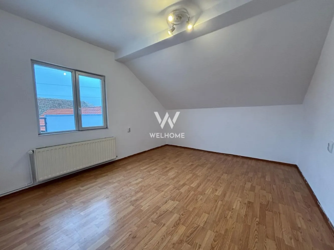 Casa cu POTENȚIAL pentru afaceri, DEPOZIT 50mp - Turnisor - Casa INDIVIDUALĂ - generoasă, potrivită atât pentru uz rezidențial, cât și pentru desfășurarea unei activități comerciale sau de birouri. Imobilul oferă multiple posibilități de compartimentare și utilizare, datorită spațiilor ample și bine structurate.
 
La PARTER regasim:
 - depozit de 50 mp, ideal pentru stocare, logistică sau diverse activități comerciale.
 - 3 camere spațioase, potrivite pentru activități profesionale, firme, cabinete, showroom etc.
 - 2 băi
 La MANSARDĂ:
 - 5 camere/dormitoare ce pot fi folosite ca spații de lucru, birouri sau camere de locuit.
 - bucătărie 
 - 2 băi
 - 2 balcoane
 - Terasa de 36 mp, excelentă pentru relaxare sau amenajare pentru clienți/angajați.
 La SUBSOL casa beneficiaza de pivniță de 25 mp, perfectă pentru depozitare suplimentară.
 Datorită compartimentării flexibile și a spațiilor generoase, această casă se pretează excelent pentru:
 - firme cu activitate de birou
 - cabinete medicale / psihologice
 - diverse activități 
sau poate rămâne o locuință confortabilă pentru o familie numeroasă.

În partea din spate a curții se poate achiziționa suplimentar o magazie din structură metalică extinsă pe toată partea din spate a terenului.
Casa beneficiază și de POD pe toată suprafața casei.
Acces auto unde se pot parca 2 mașini. 

 Pret: 285.000 Euro
Telefon: 0747.639.802