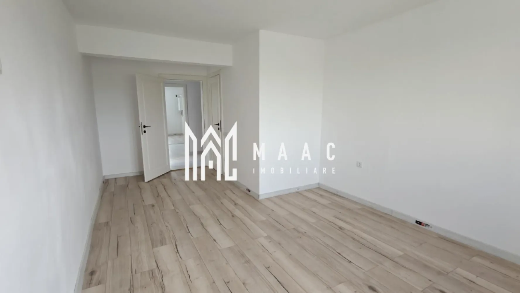 Apartament 2 camere | 42 MPU | Parter | Lift | Lazaret - MAAC Imobiliare vă propune spre vânzare un proiect rezidențial modern, situat pe strada Oțelarilor nr. 64, Sibiu. Ansamblul oferă o locuință ideală pentru familii, cupluri sau investitori, fiind gândit să îmbine confortul, calitatea și accesibilitatea. Detalii despre proiect: • Număr de unități locative: 56 apartamente și garsoniere, configurate pentru a satisface nevoile variate ale viitorilor locatari. • Facilități moderne: Clădirea este dotată cu un lift de ultimă generație, pentru un acces facil la toate etajele. • Predare la cheie: Locuințele se predau complet finisate. Avantaje: • Localizare excelentă: Amplasat în apropierea unor magazine, stații de autobuz și alte puncte de interes, ansamblul oferă acces facil către toate zonele importante ale orașului. • Design modern: Arhitectura contemporană și compartimentările inteligente asigură confort și funcționalitate. Tipuri de locuințe disponibile: • Garsoniere: Ideale pentru persoane singure sau investitori. • Apartamente cu 2 sau 3 camere: Spații bine compartimentate, potrivite pentru familii sau cupluri care își doresc mai mult spațiu. Pentru mai multe detalii și pentru programarea unei vizionări, vă rugăm să specificați ID-ul anunțului: CP2646811 }}