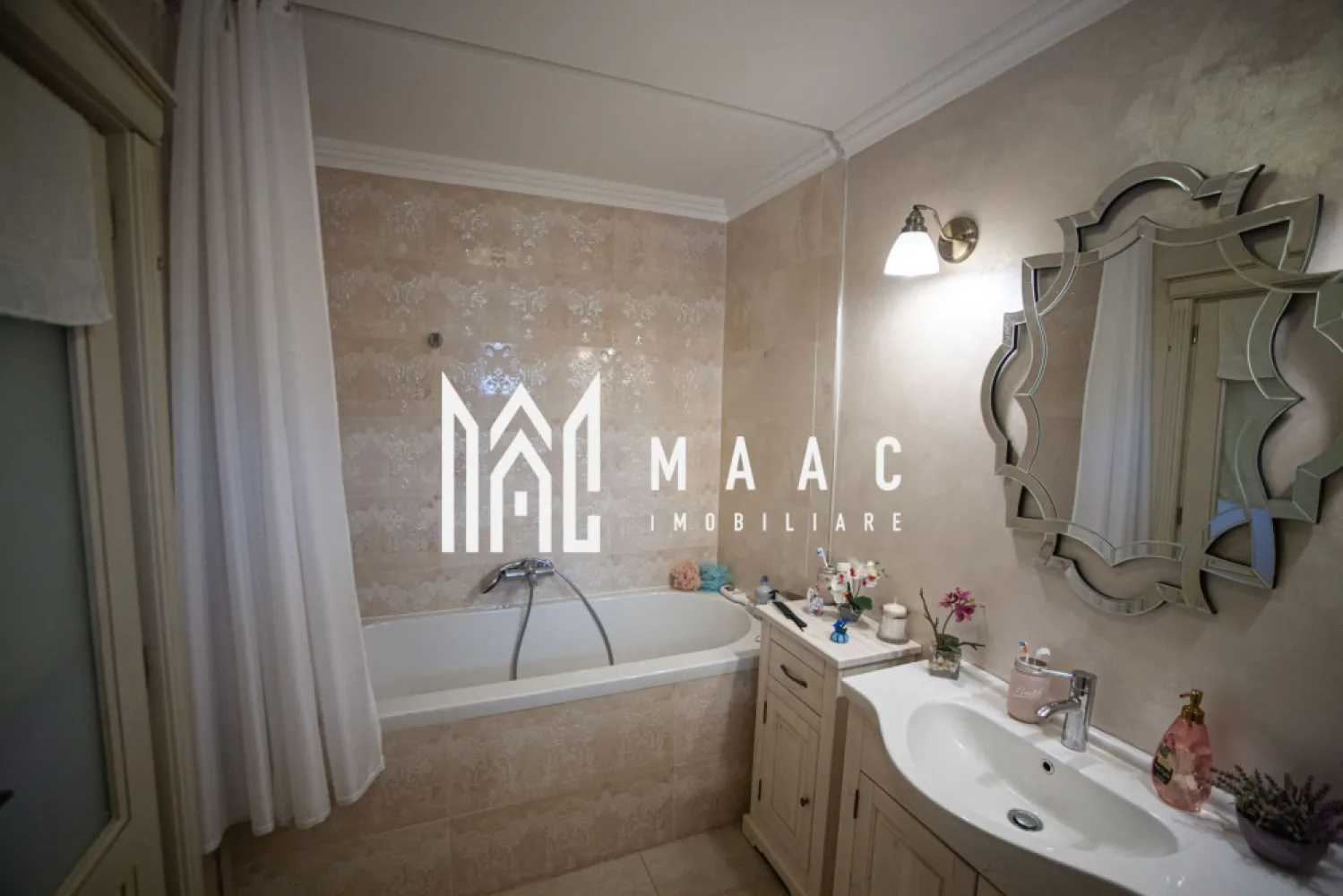 Casă 5 camere I 175 mp utili I teren 250 mp I zonă Triajului I Șelimbăr - MAAC Imobiliare vă propune spre vânzare o proprietate exclusivistă, amenajată de designer, situată într-o zonă liniștită și apreciată din Șelimbăr – Triajului. Această locuință este ideală pentru o familie care caută rafinament, funcționalitate și confort într-un cadru privat, cu vecinătăți de calitate. Casa se află pe o stradă pavată, cu acces facil, și oferă un ambient plăcut, aerisit, cu multiple avantaje competitive față de alte oferte din zonă. Caracteristici generale: Suprafață utilă: 175 mp, desfășurată pe parter, etaj și pod locuibil Teren: 250 mp + cotă de drum privat Compartimentare eficientă și spații generoase, gândite pentru viața de zi cu zi Compartimentare: Parter: Hol de intrare generos Baie cu geam Cămară închisă Bucătărie separată + zonă de dining Living luminos cu șemineu electric Ieșire spre terasa acoperită Etaj: 3 dormitoare decomandate 2 băi (una matrimonială) Mini-dressing Pod locuibil: Înălțime utilă 2,9 m Spațiu ideal pentru birou, zonă hobby, sală de sport sau relaxare Dotări și finisaje de calitate superioară: Încălzire în pardoseală (parter și etaj), calorifere la pod Centrală termică pe gaz, boiler electric, puffer de 200 l Instalație pregătită pentru panouri solare Mobilier și uși interioare din lemn masiv, realizate pe comandă Rulouri electrice la toate ferestrele Terasă acoperită, complet echipată pentru relaxare sau servit masa Porți automatizate și garaj spațios Curte amenajată cu pavaj, gazon artificial și gard viu matur Utilități disponibile: Apă, canalizare, gaz, electricitate Internet de mare viteză și cablu TV Puncte forte ale proprietății: Zonă liniștită, cu infrastructură completă Finisaje și amenajări realizate cu grijă pentru detalii Spații bine compartimentate, funcționale și luminoase Ideală pentru familii cu copii sau profesioniști care lucrează de acasă Locuință complet pregătită pentru mutare, fără investiții suplimentare Pentru detalii suplimentare, planuri, consultanță sau programarea unei vizionări, te rugăm să ne contactezi si sa specifici CP2648387. }}