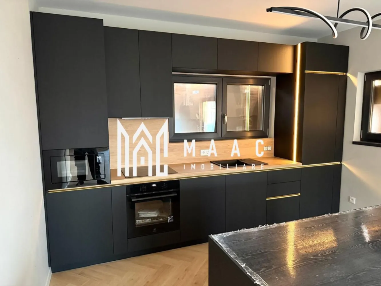 Apartament 4 camere I Curte 200 mp I 4 băi I Predare la cheie I Comision ZERO - MAAC Imobiliare vă propune spre vânzare un apartament exclusivist cu 4 camere, situat la parterul unui imobil boutique cu doar 4 unități locative, amplasat în Cartierul Arhitecților – una dintre cele mai dinamice și apreciate zone rezidențiale din proximitatea Sibiului.

Proprietatea se remarcă prin spațiul generos, compartimentarea modernă și curtea privată de aproximativ 200 mp, ideală pentru relaxare, amenajarea unei grădini sau pentru petrecerea timpului liber în aer liber. Apartamentul beneficiază și de o terasă acoperită de 18,5 mp.

Comision 0 pentru cumpărător.

Detalii apartament
Suprafață utilă: 114,40 mp
Curte proprie: aproximativ 200 mp
Terasă acoperită: 18,5 mp
4 camere: living + 3 dormitoare
4 băi în total
Fiecare dormitor dispune de baie proprie
Living spațios cu bucătărie open-space
Intrare separată pentru un plus de intimitate
2 locuri de parcare incluse
Apartamentul se predă la cheie, cu finisaje premium și materiale de calitate superioară.
Predare imediata

Dotări și facilități ale imobilului
Incălzire în pardoseală
Centrală termică în condensare Bosch
Geamuri termopan cu 3 garnituri pentru izolare termică și fonică superioară
Izolație exterioară cu vată bazaltică de 10 cm
Sistem de supraveghere video 24/7
Balustrade din sticlă securizată
Balcoane și terase hidroizolate
Iluminat exterior ambiental

Apartamentul este situat într-o zonă rezidențială liniștită, aflată în plină dezvoltare, cu acces rapid către Sibiu. Cartierul Arhitecților este preferat de familii datorită comunității moderne, infrastructurii în dezvoltare și proximității față de oraș.

Această proprietate reprezintă o alegere ideală pentru familiile care își doresc un apartament spațios, modern, cu curte proprie și standarde ridicate de construcție.

Pentru mai multe informații sau pentru programarea unei vizionări, vă rugăm să ne contactați și să menționați ID-ul proprietății: CP2526809.