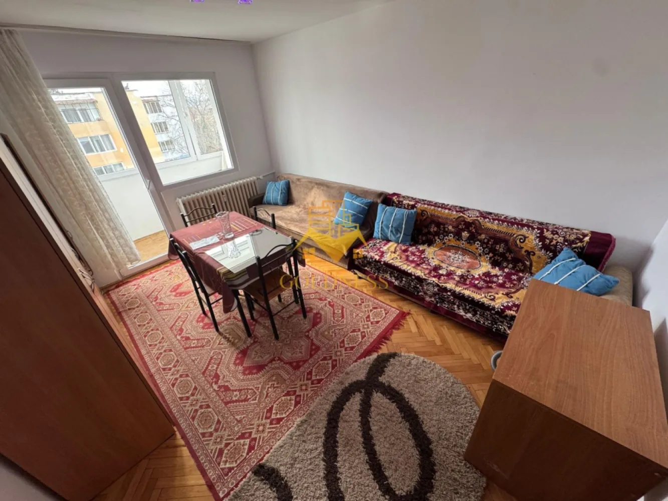 3 camere, semi, 4/4, balcon, Gheorgheni Zona Titulescu, Interservisan - GOLDNESS Imobiliare vă propune spre închiriere un apartament spațios cu 3 camere, complet mobilat și utilat, situat la etajul 4 al unui imobil cu 4 niveluri, în cartierul Gheorgheni, pe strada Bușteni – una dintre cele mai căutate zone pentru confort și accesibilitate.
📍 Localizare excelentă
Apartamentul beneficiază de o poziție foarte bună, fiind situat în imediata apropiere a stațiilor de transport în comun, magazinelor, restaurantelor, spațiilor verzi, farmaciilor și altor puncte de interes.
Există posibilitate de parcare în zonă, un avantaj important pentru cei care dețin autoturism.
🏠 Compartimentare și descriere interioară:
• 2 dormitoare mobilate clasic, fiecare cu pat și spații de depozitare
• living generos, dotat cu canapea, zonă de luat masa și mobilier pentru depozitare
• bucătărie complet utilată, integrată în zona de zi
• baie spațioasă cu cadă, calorifer port-prosop și dulap pentru depozitare
• balcon de 6 mp, ideal pentru relaxare
🔌 Dotări și facilități:
Apartamentul este echipat cu toate electrocasnicele necesare pentru un trai confortabil: frigider, aragaz, hotă, mașină de spălat haine, mobilier complet și finisaje bine întreținute. Imobilul oferă un ambient plăcut și liniștit, potrivit atât pentru cupluri, cât și pentru familii.
📞 Vizionări și informații suplimentare:
Dacă sunteți interesați de acest apartament sau doriți să descoperiți și alte oferte disponibile, nu ezitați să ne contactați telefonic sau prin e-mail. Echipa GOLDNESS Imobiliare vă stă cu drag la dispoziție pentru detalii și programarea unei vizionări.
💼 Comision:
Pentru intermediere se percepe un comision de 50% din prețul chiriei.