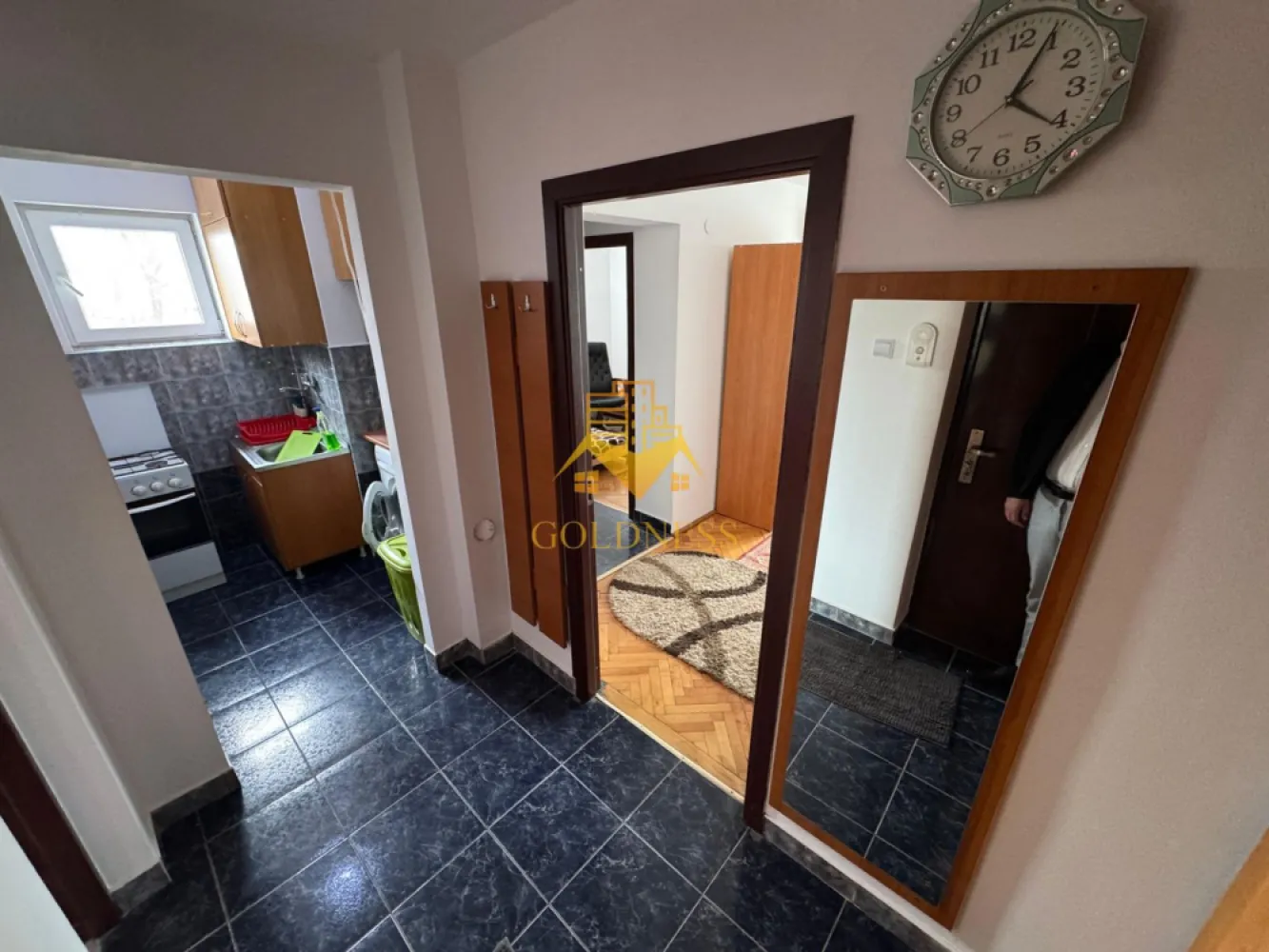 3 camere, semi, 4/4, balcon, Gheorgheni Zona Titulescu, Interservisan - GOLDNESS Imobiliare vă propune spre închiriere un apartament spațios cu 3 camere, complet mobilat și utilat, situat la etajul 4 al unui imobil cu 4 niveluri, în cartierul Gheorgheni, pe strada Bușteni – una dintre cele mai căutate zone pentru confort și accesibilitate.
📍 Localizare excelentă
Apartamentul beneficiază de o poziție foarte bună, fiind situat în imediata apropiere a stațiilor de transport în comun, magazinelor, restaurantelor, spațiilor verzi, farmaciilor și altor puncte de interes.
Există posibilitate de parcare în zonă, un avantaj important pentru cei care dețin autoturism.
🏠 Compartimentare și descriere interioară:
• 2 dormitoare mobilate clasic, fiecare cu pat și spații de depozitare
• living generos, dotat cu canapea, zonă de luat masa și mobilier pentru depozitare
• bucătărie complet utilată, integrată în zona de zi
• baie spațioasă cu cadă, calorifer port-prosop și dulap pentru depozitare
• balcon de 6 mp, ideal pentru relaxare
🔌 Dotări și facilități:
Apartamentul este echipat cu toate electrocasnicele necesare pentru un trai confortabil: frigider, aragaz, hotă, mașină de spălat haine, mobilier complet și finisaje bine întreținute. Imobilul oferă un ambient plăcut și liniștit, potrivit atât pentru cupluri, cât și pentru familii.
📞 Vizionări și informații suplimentare:
Dacă sunteți interesați de acest apartament sau doriți să descoperiți și alte oferte disponibile, nu ezitați să ne contactați telefonic sau prin e-mail. Echipa GOLDNESS Imobiliare vă stă cu drag la dispoziție pentru detalii și programarea unei vizionări.
💼 Comision:
Pentru intermediere se percepe un comision de 50% din prețul chiriei.