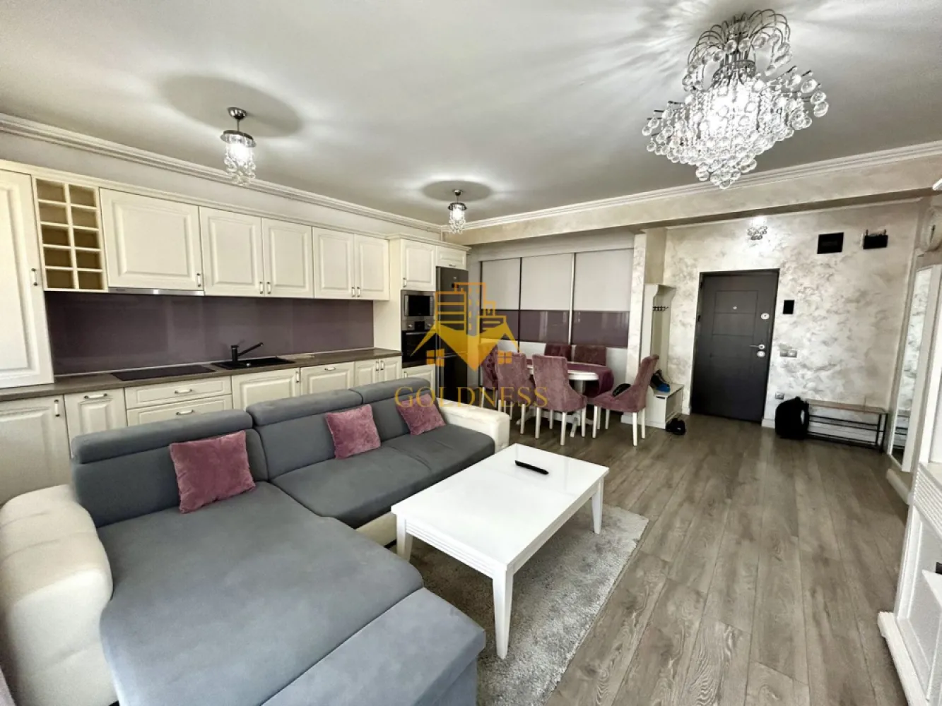2 camere, modern, bloc nou, parcare, Marasti, Fabricii, zona Kaufland - GOLDNESS Imobiliare vă propune spre închiriere un apartament cu 2 camere open space, complet mobilat și utilat, la etajul 3 într-un imobil de 4 etaje, în Cartierul Marasti.
Dispune de loc de parcare subteran contra cost, 50 euro!
Se află în apropierea stațiilor de transport în comun, magazine, restaurante, spații verzi, farmacii, etc. 

Apartamentul este compartimentat astfel:
 - dormitor cu pat matrimonial cu spatiu pentru depozitat (lada) , dressing generos, noptiere, tv
 - living cu bucatarie open space complet utilată și mobilată, canapea extensibilă, loc de servit masa, dressing spatios
 - baie cu cada, calorifer port prosop și dulap pentru depozitare.
 - terasa de 10 mp.

Imobilul este dotat cu toate cele necesare- centrală proprie, frigider, aragaz, hotă, mașină de spălat haine si vase, etc. 

Dacă sunteți interesați de acest apartament și doriți să îl vizionați, dar și pentru alte oferte nu ezitați să ne contactați telefonic sau prin e-mail. Vă stăm la dispoziție!
Pentru intermediere se percepe un comision de 50% din prețul chiriei!